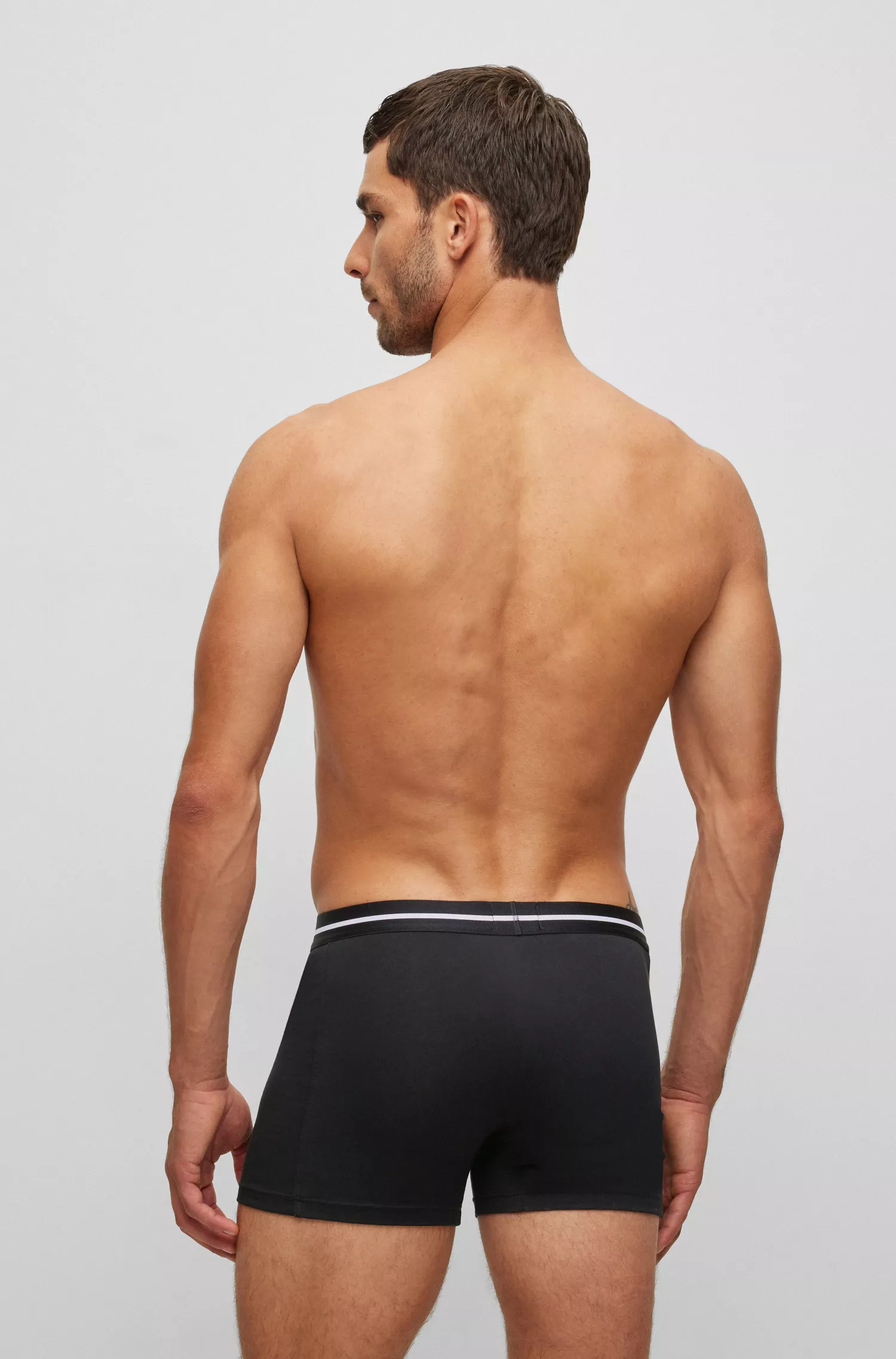 BOSS - Pacote com três cuecas boxer pretas de algodão elástico com logotipos.