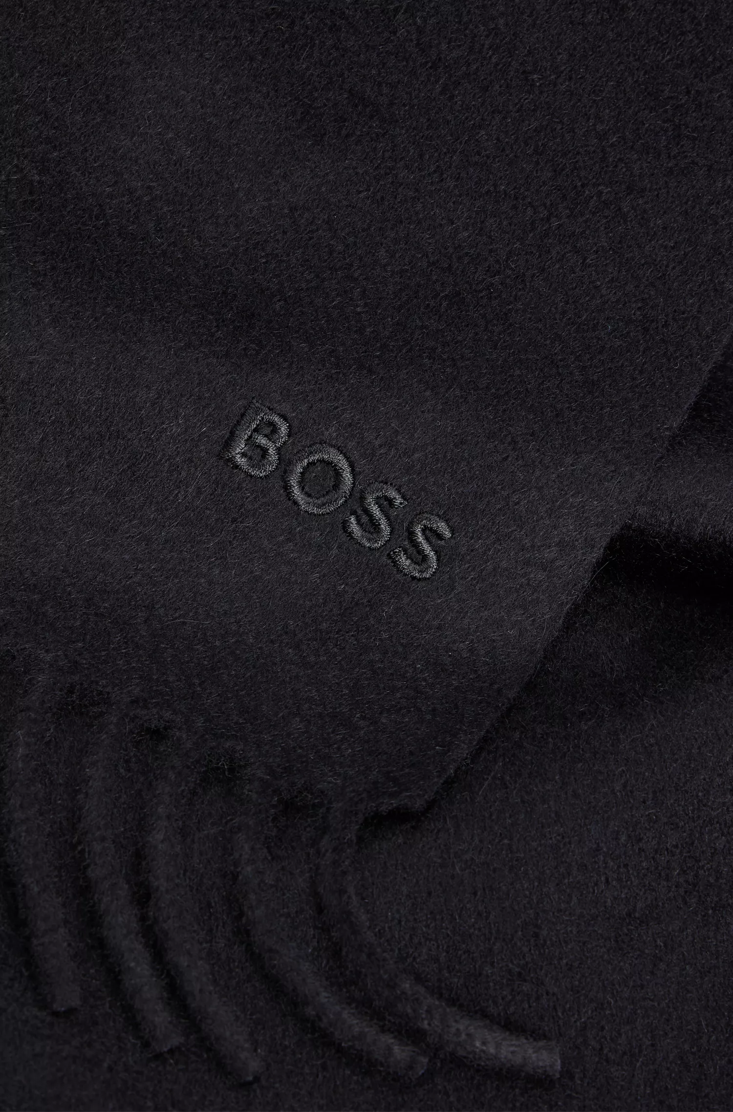 Cachecol BOSS preto com franjas, em puro cashmere italiano com logotipo bordado.