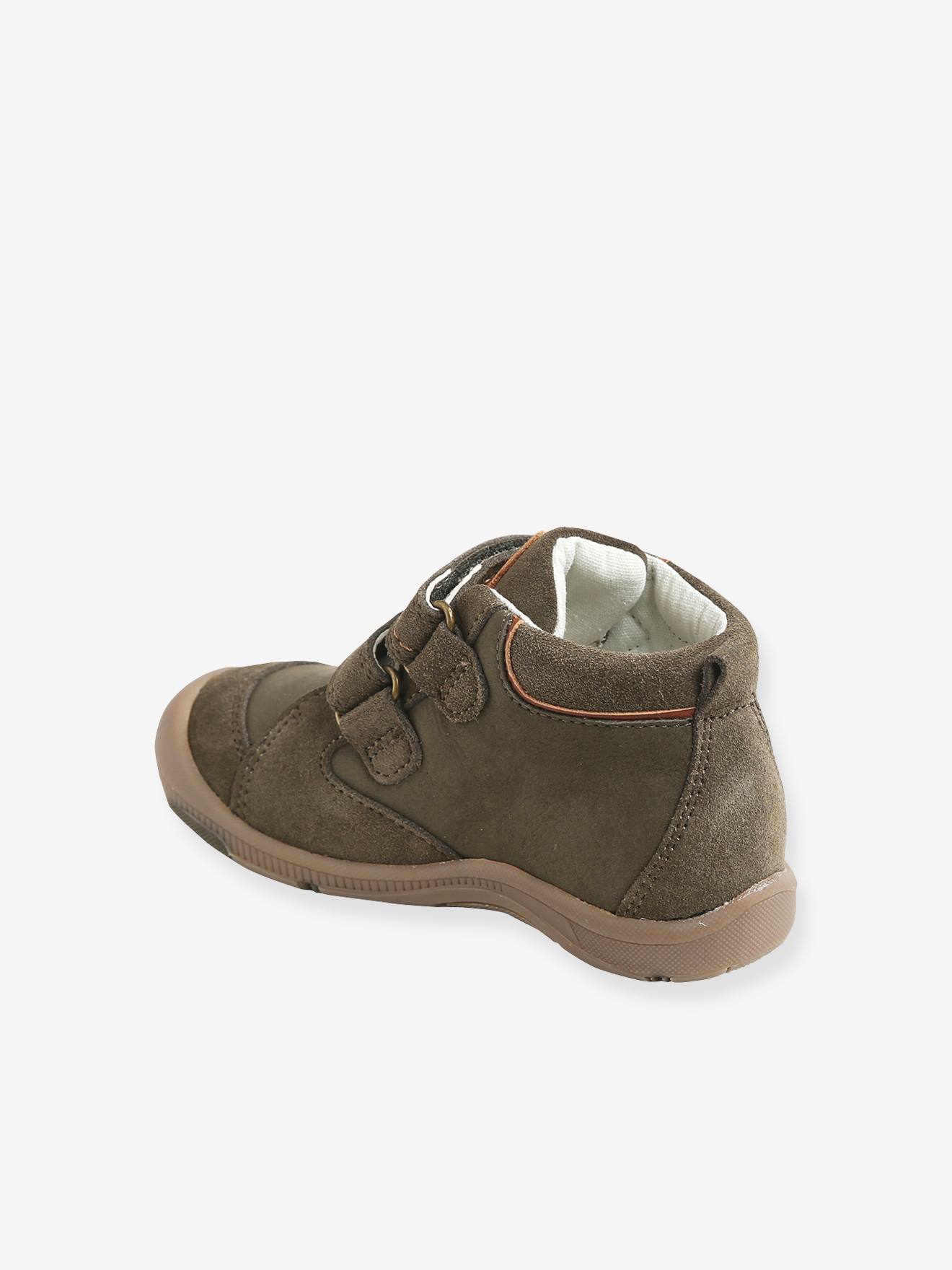 Botas com tiras autoadesivas para crianças com necessidades especiais de mobilidade, cor verde-escura lisa.