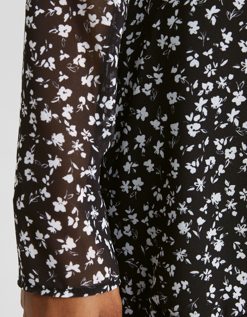Vestido curto de chiffon estampado com mangas compridas