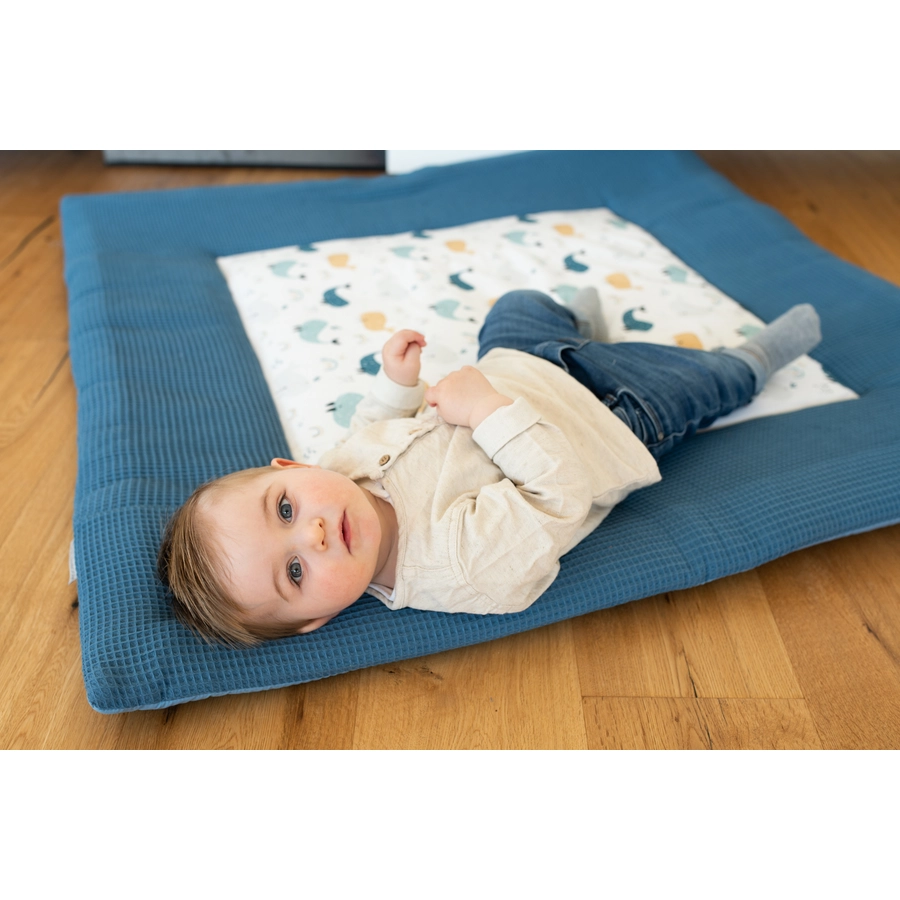 Ullenboom Krabbeldecke Waffelpique Motiv blau Wale 100x100 cm