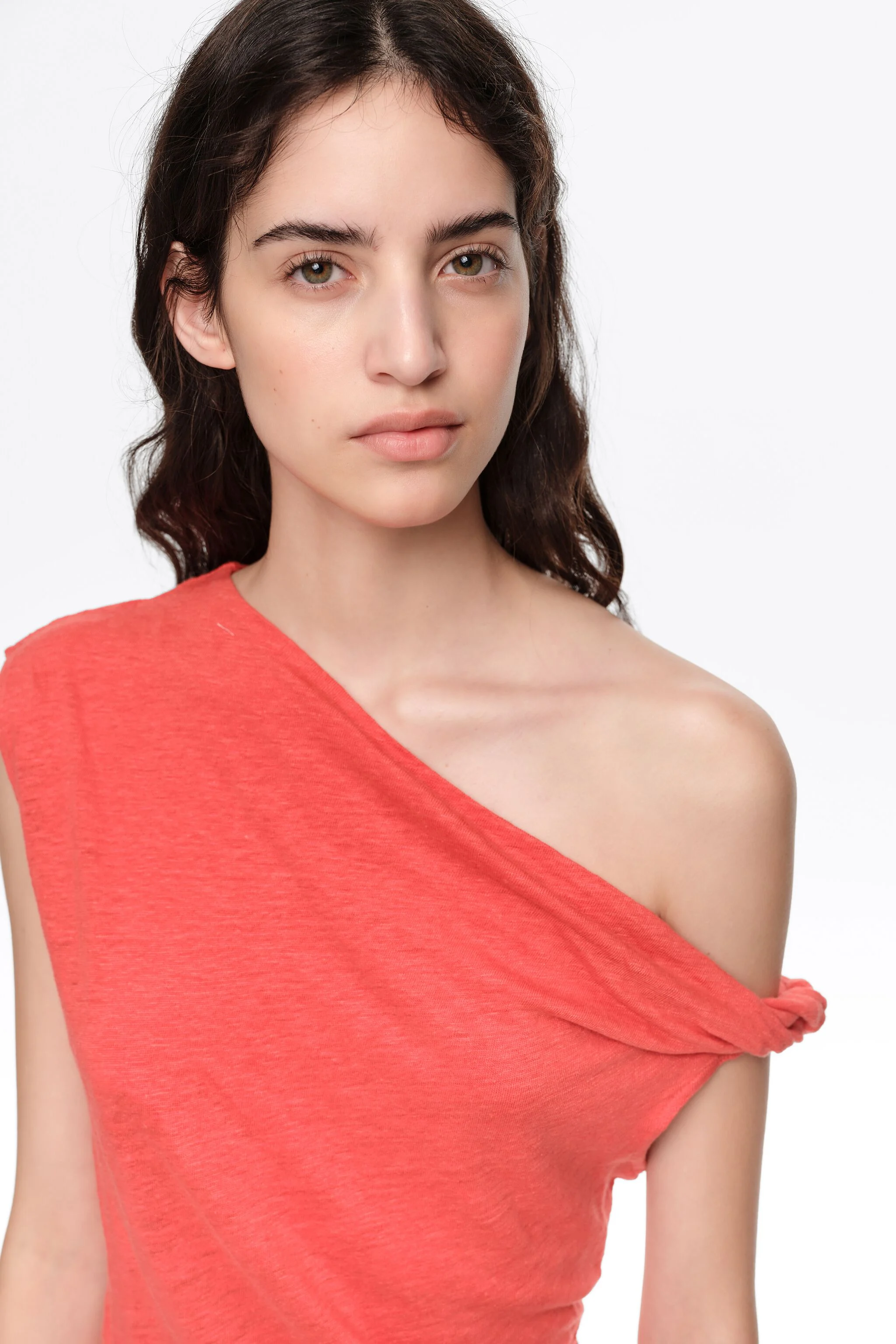 Blusa de linho coral com decote em nó
