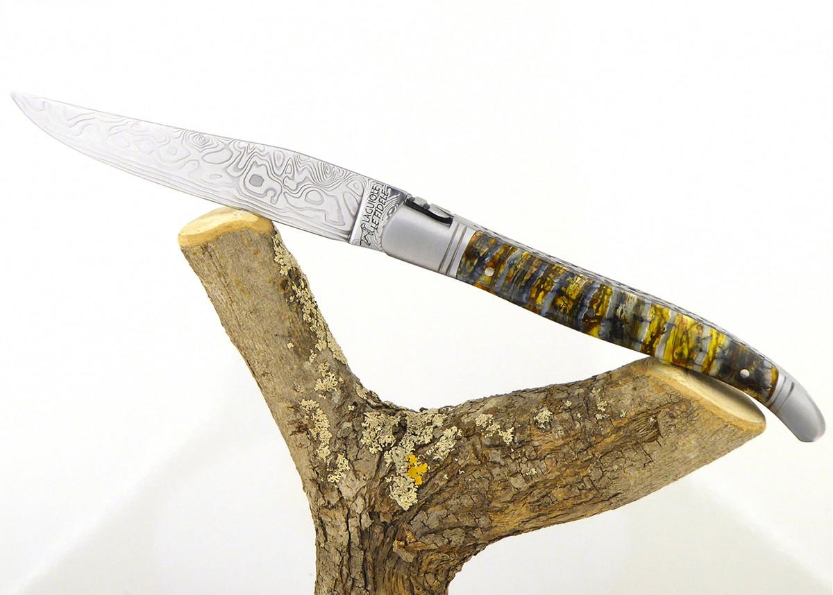 Couteau Laguiole avec un manche en Molaire de Mammouth teintée doré