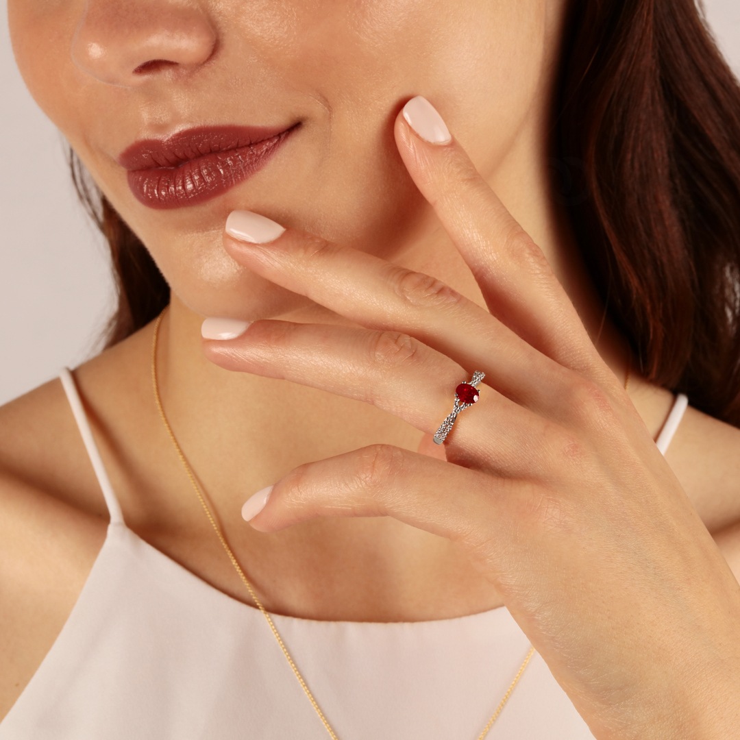Damenring 750/18 K Weissgold mit Rubin oval und Diamanten 0.13 ct H/si