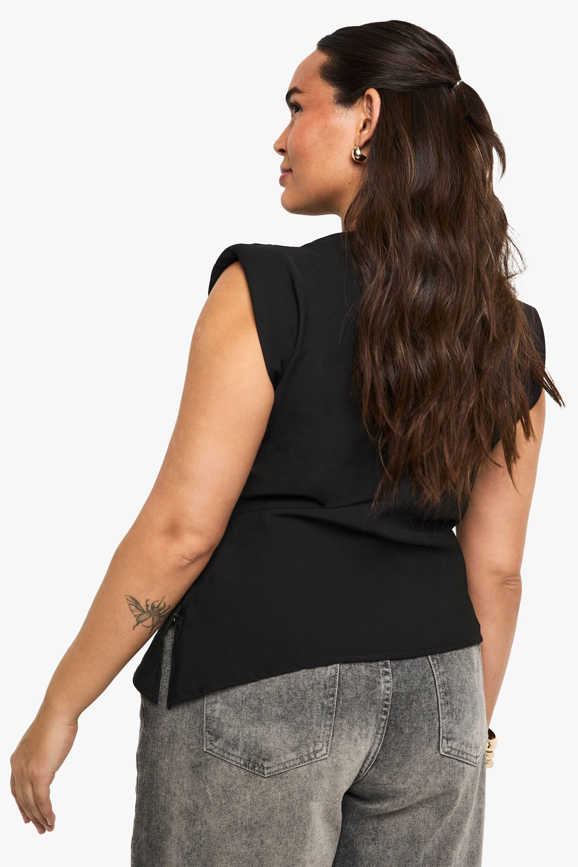 boohoo Chemisier Asymétrique Grande Taille À Épaulettes Et Détails Froncés Sur L'épaule