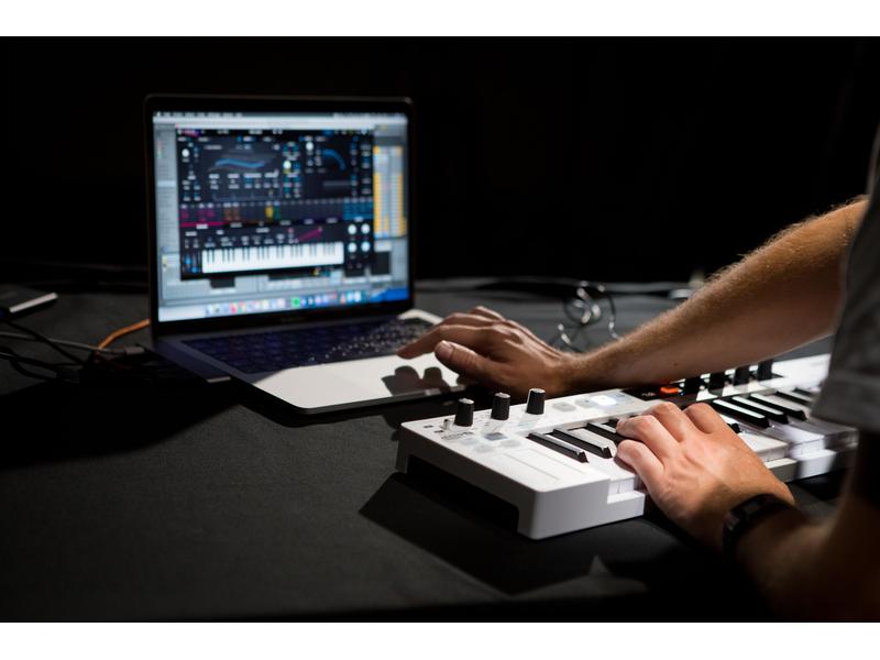 Arturia Keyboard Controller KeyStep 37 Controller mit 37 anschlagdynamischen Tasten & After Touch