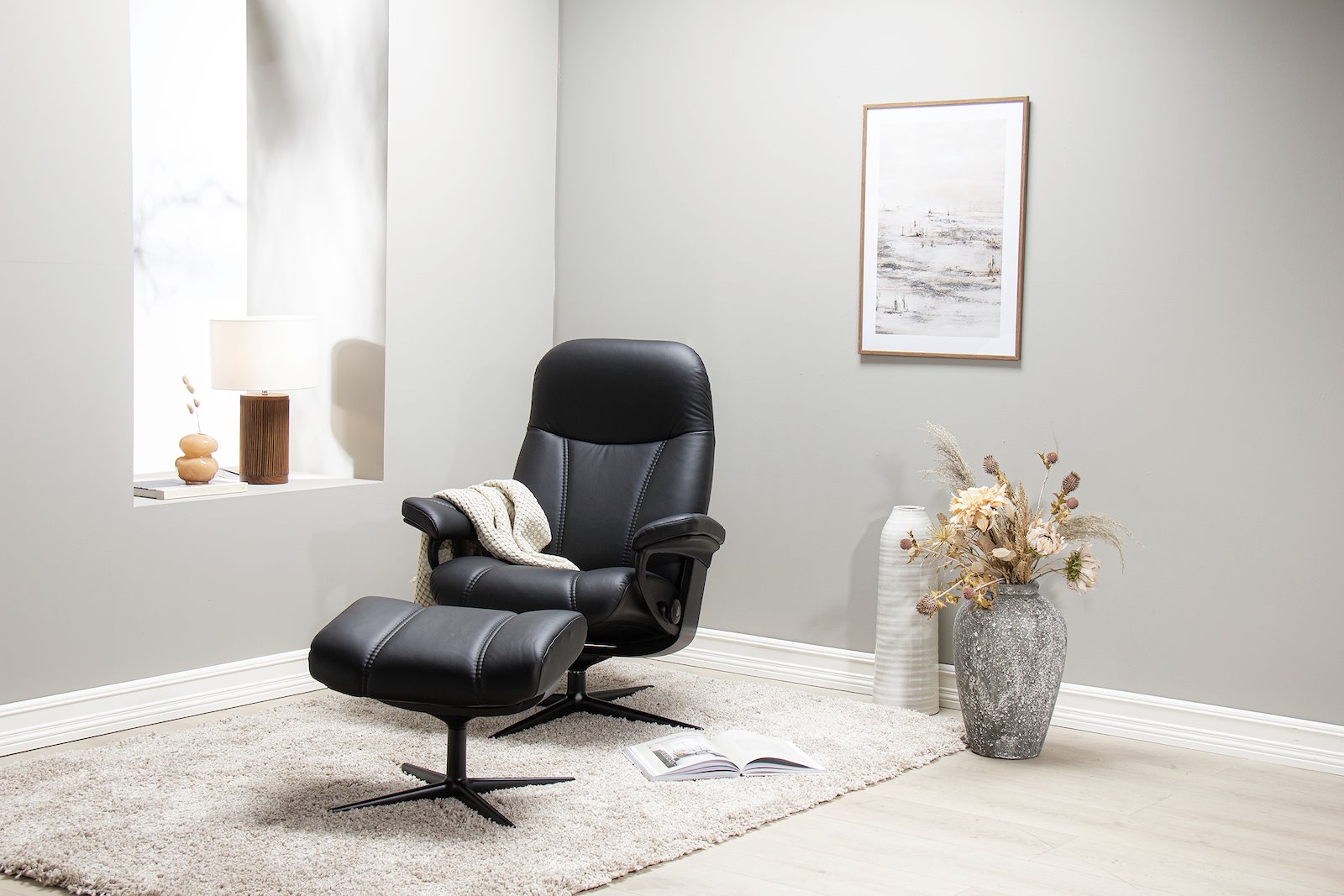 Consul lenestol m/krakk I hud Batick sort med sort cross signatur understell. Medium stol med krakk.