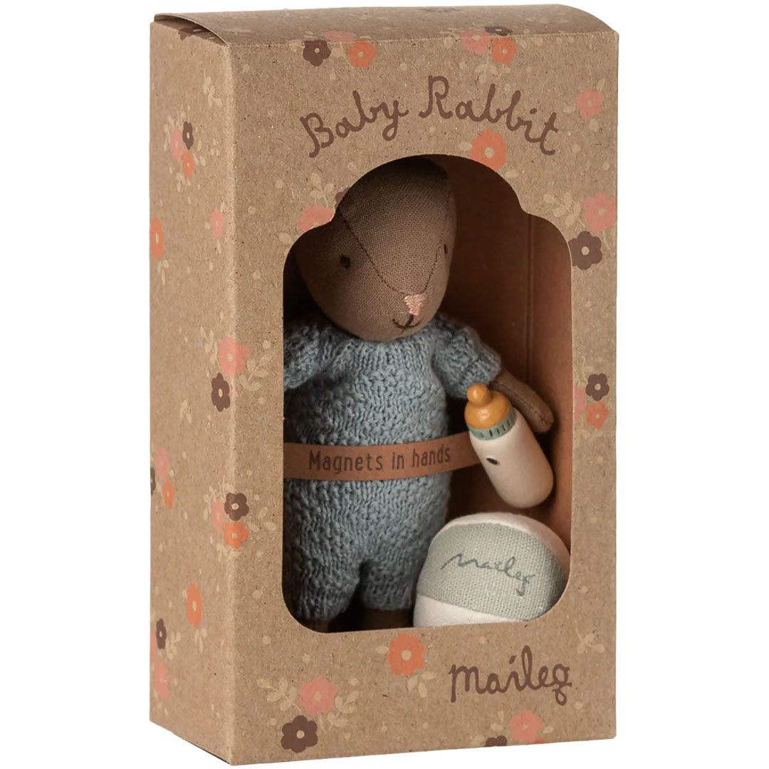 maileg knuffelkonijn micro met bal en fles bruin - blue - 11 cm