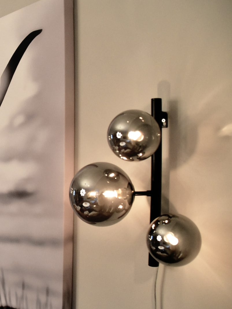 Molekyl vegglampe Sort metall med sotet glass.
