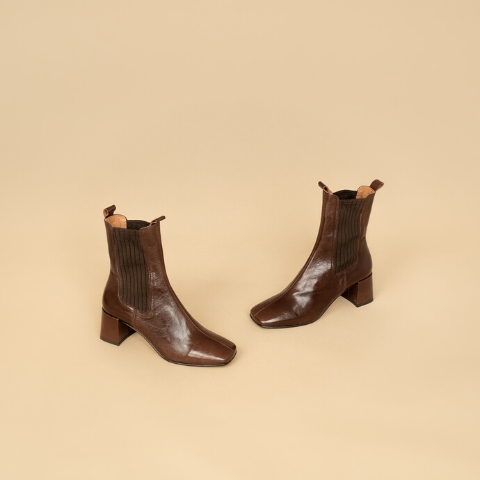Bottines à talons et fronces  en cuir vieilli marron
