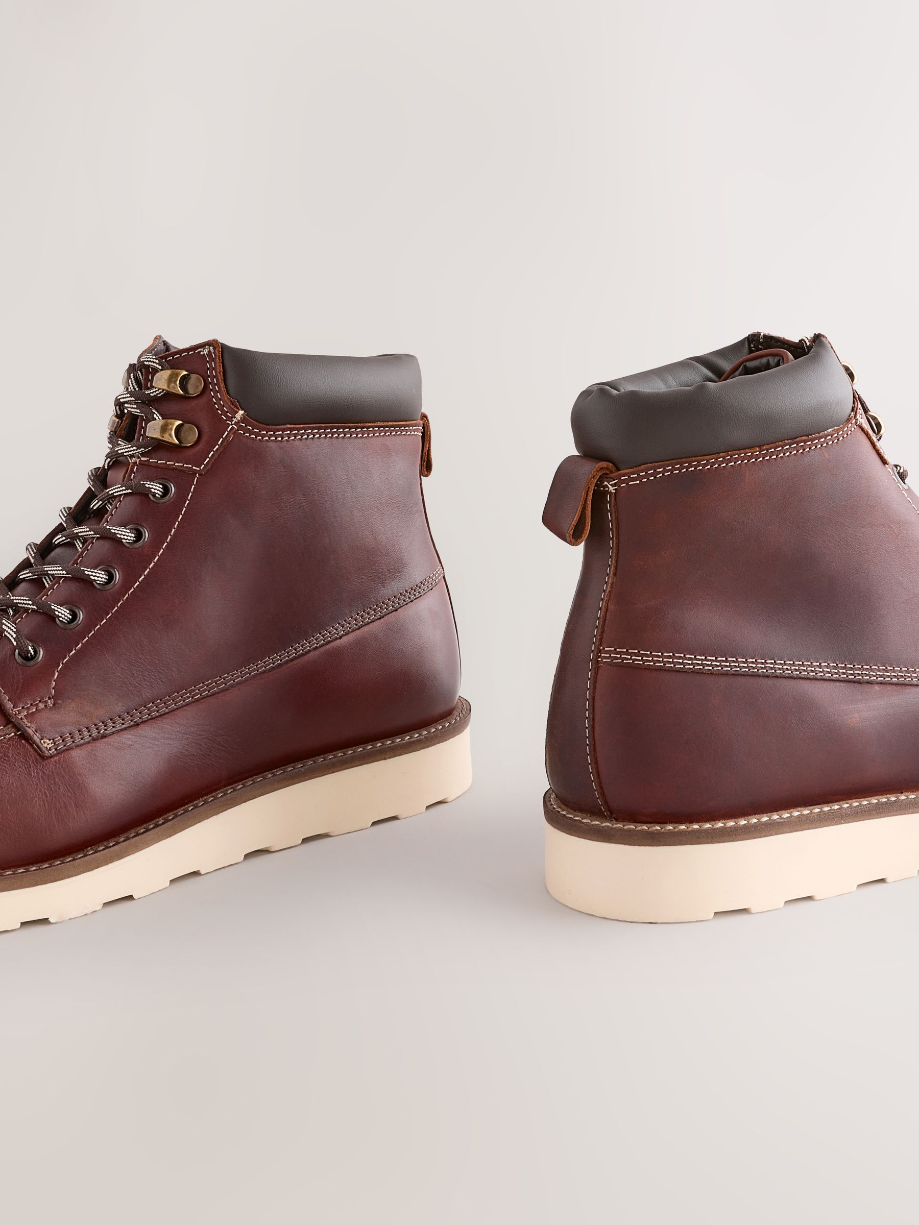 Bordeauxrood - Tall Apron Wedge Boots