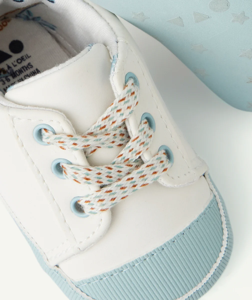 CHAUSSONS BÉBÉ GARÇON STYLE BASKETS BLANC ET BLEU CLAIR