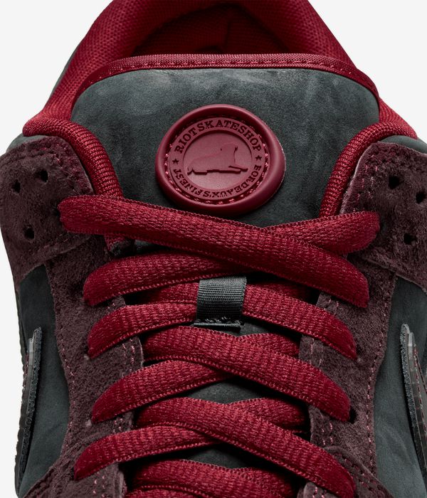 Nike SB x Riot Skateshop Dunk Low Pro Schuh (night maroon) online kaufen | skatedeluxe
