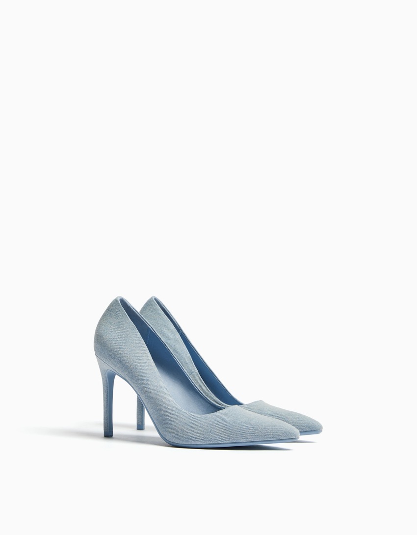 Sapatos de salto alto em jeans