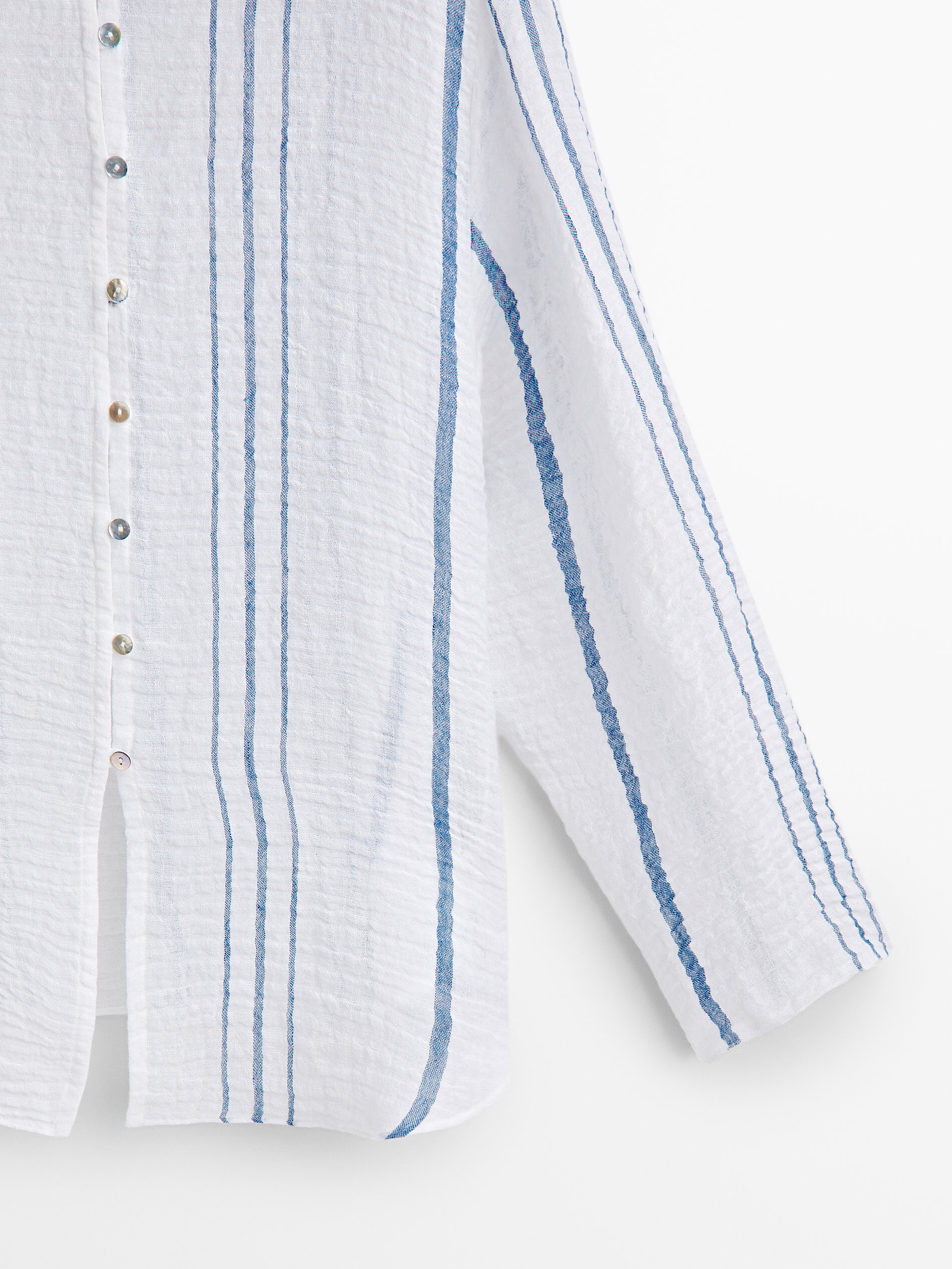 Camisa listrada, mistura de linho, com estampa em relevo - BRANCA