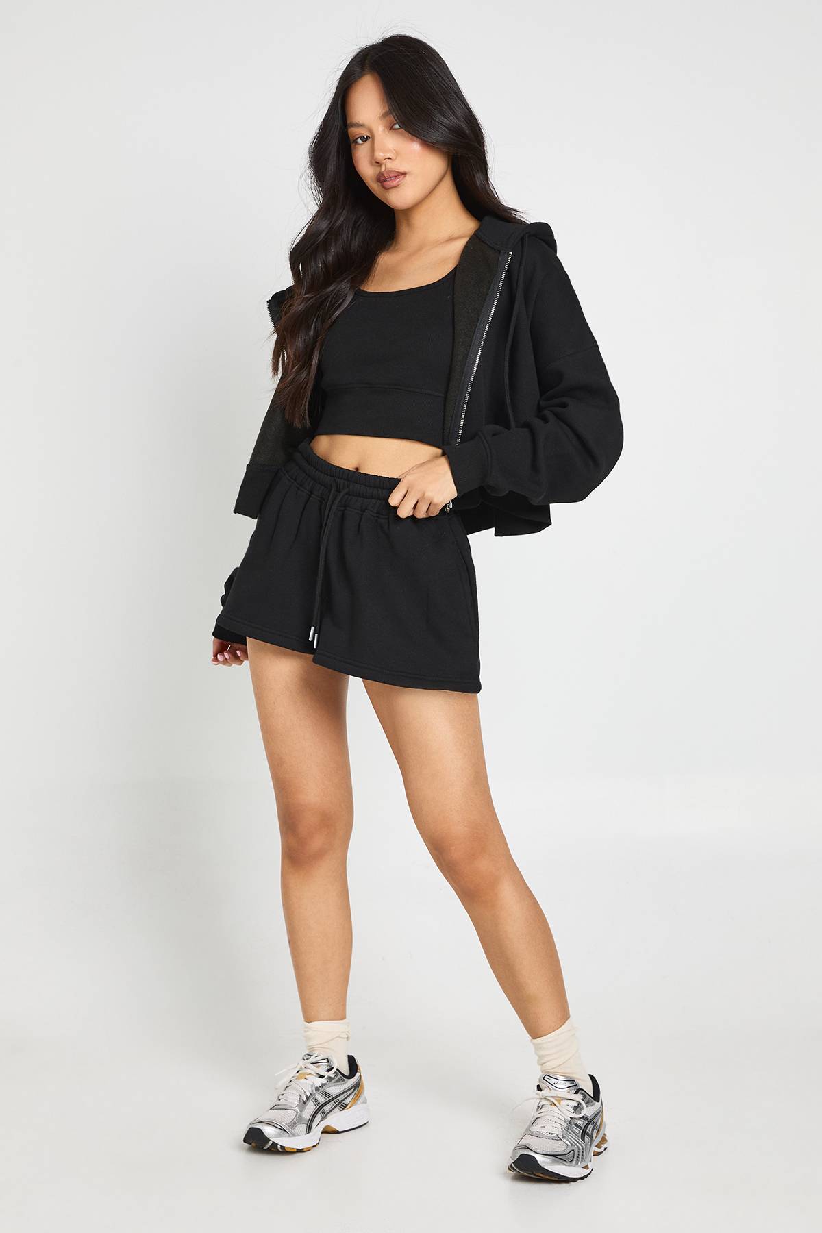 boohoo Ensemble Jogging 3 Pièces Petite Avec Veste Zippée Crop Top Et Short À Ourlet Profond