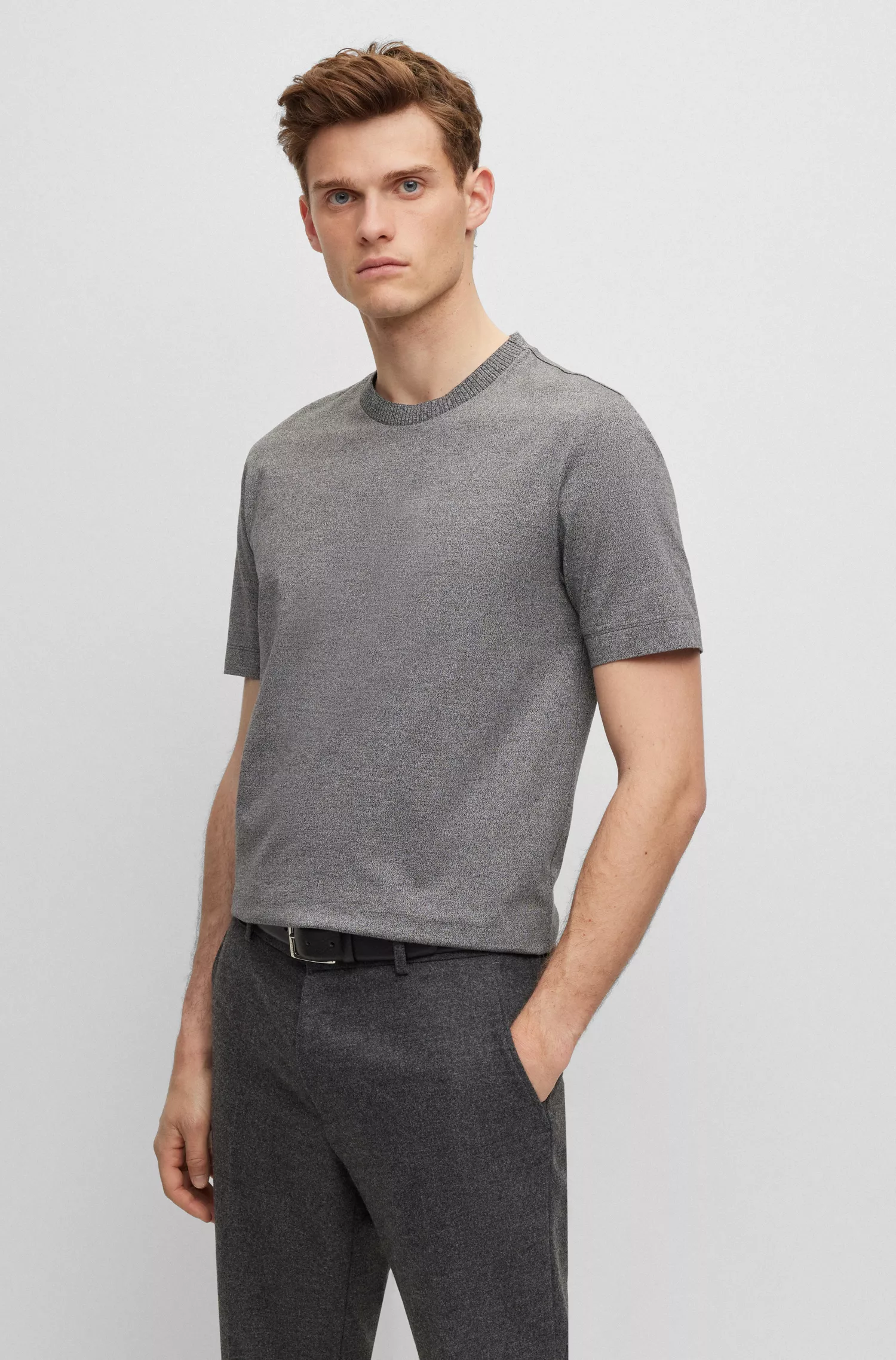 Camiseta BOSS preta de corte regular em algodão mouliné mercerizado.