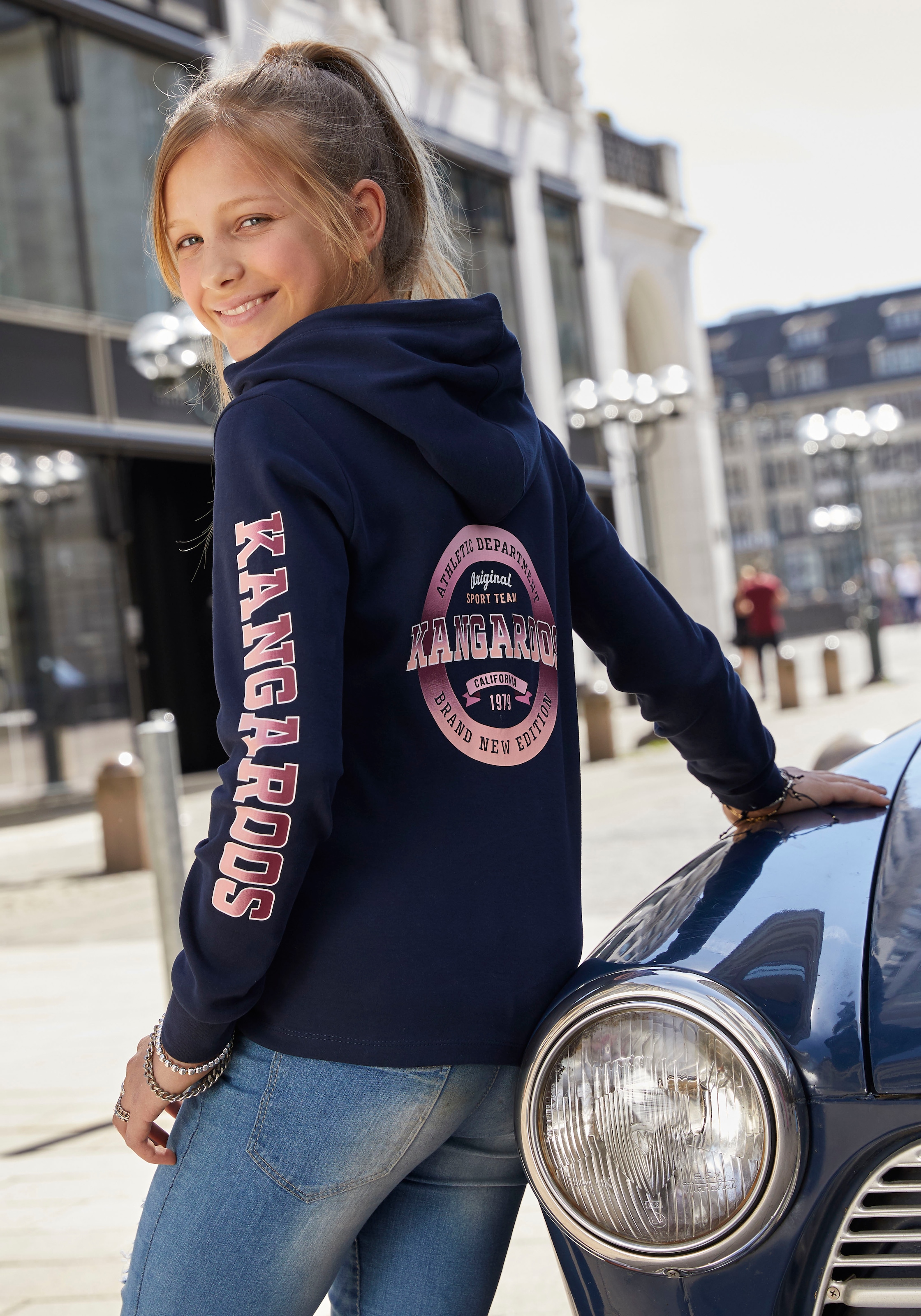KangaROOS Langarmshirt »Kangaroos Kapuzenshirt mit Ärmeldruck«, gerade Passform,  bedrucktes Design,  mit Kapuze,  aus 100% Baumwolle