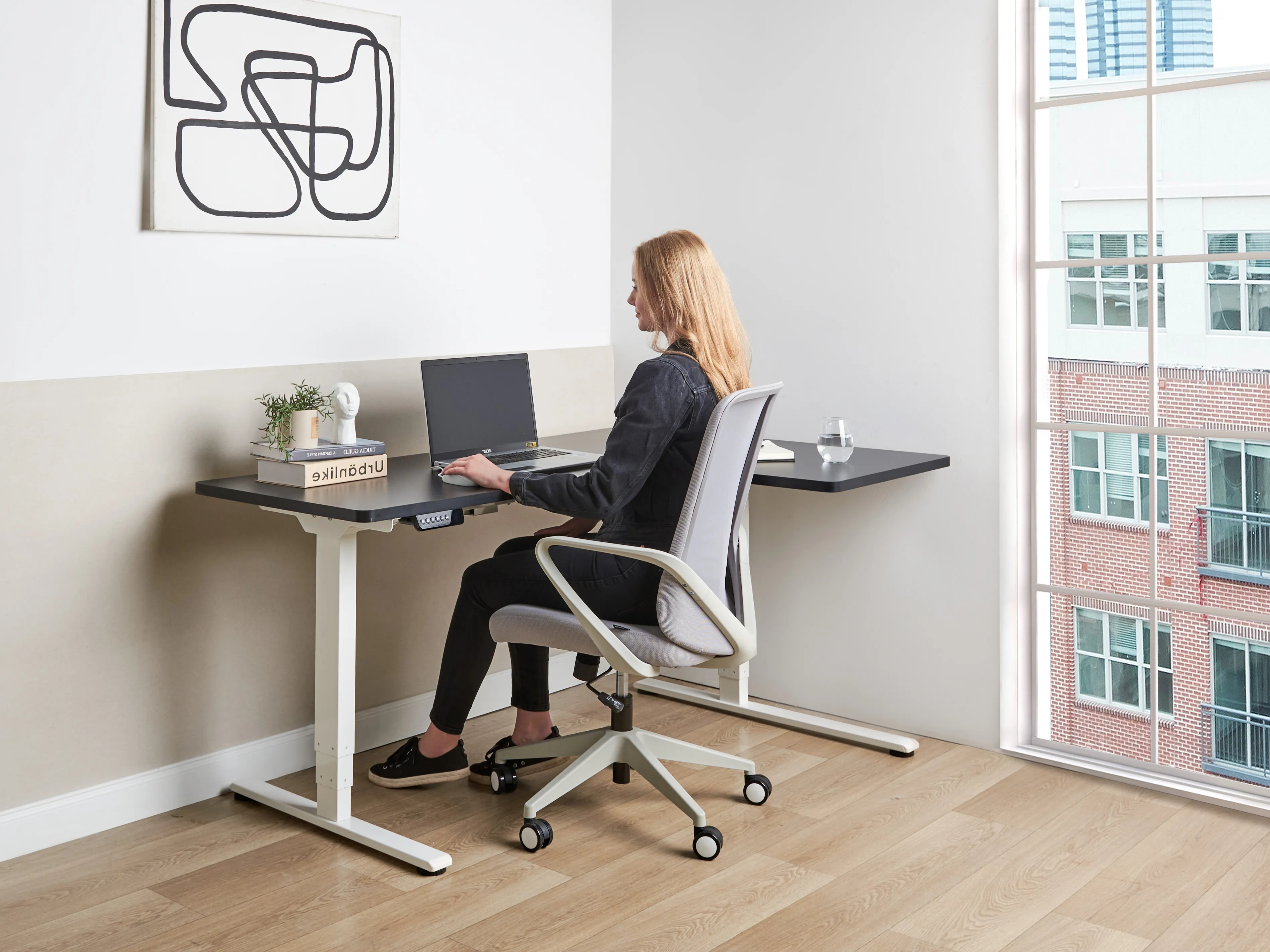 Elektrisch verstelbaar hoekbureau DESTINES Zwart/wit 160 cm 109 cm rechtszijdig