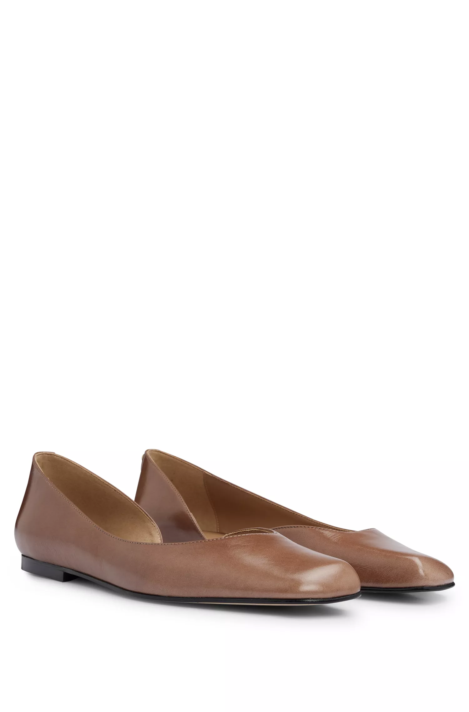 Sapatilhas BOSS pretas estilo bailarina em couro com design assimétrico.