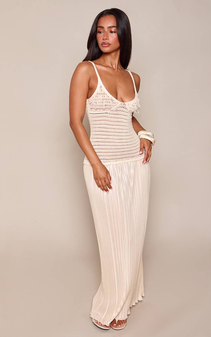 Crème Robe Longue Tricotée Petite Avec Détails De Finition Et Ourlet Plissé