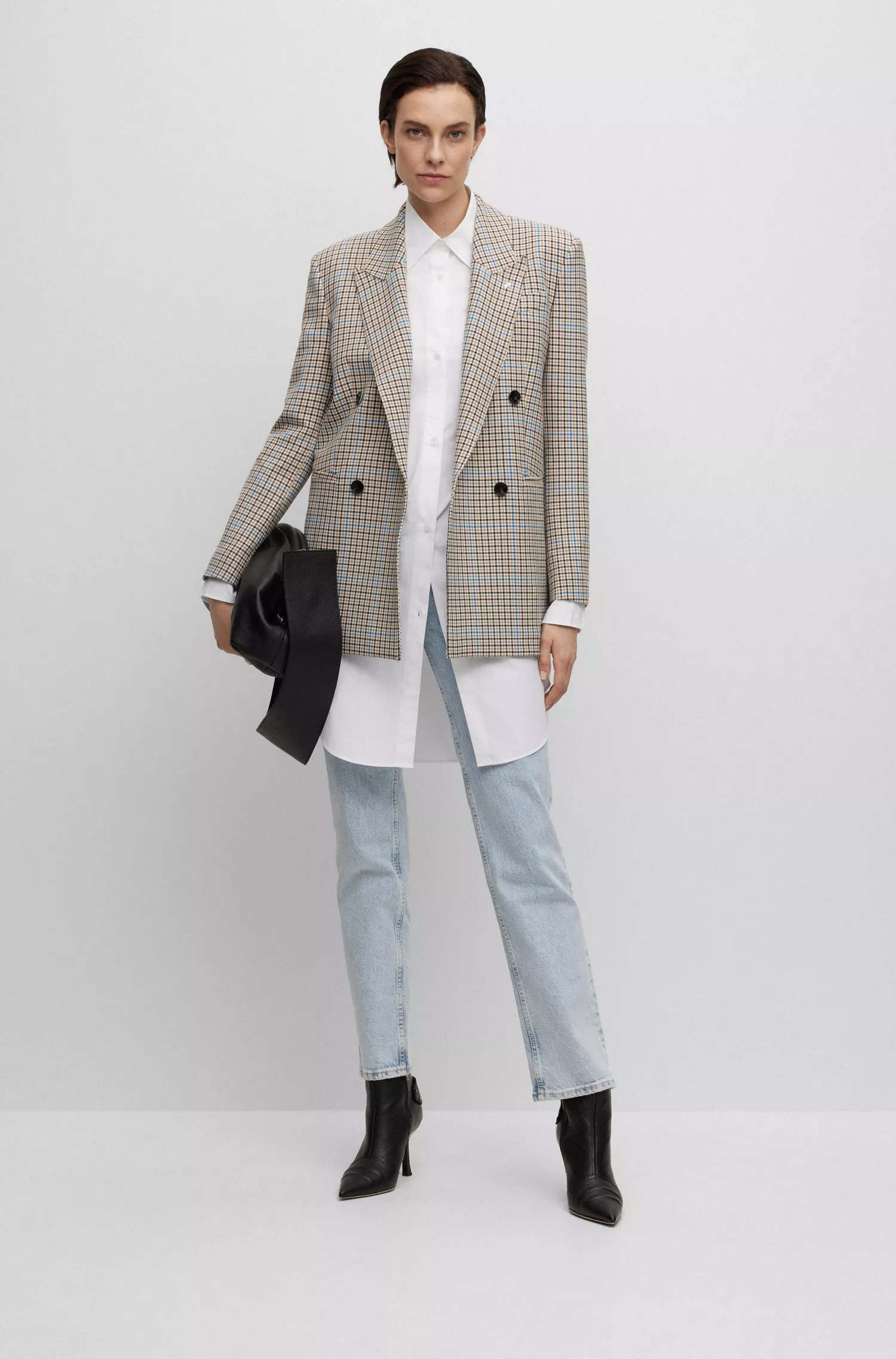 Calça jeans BOSS preta de cintura alta em denim azul com detalhes utilitários.