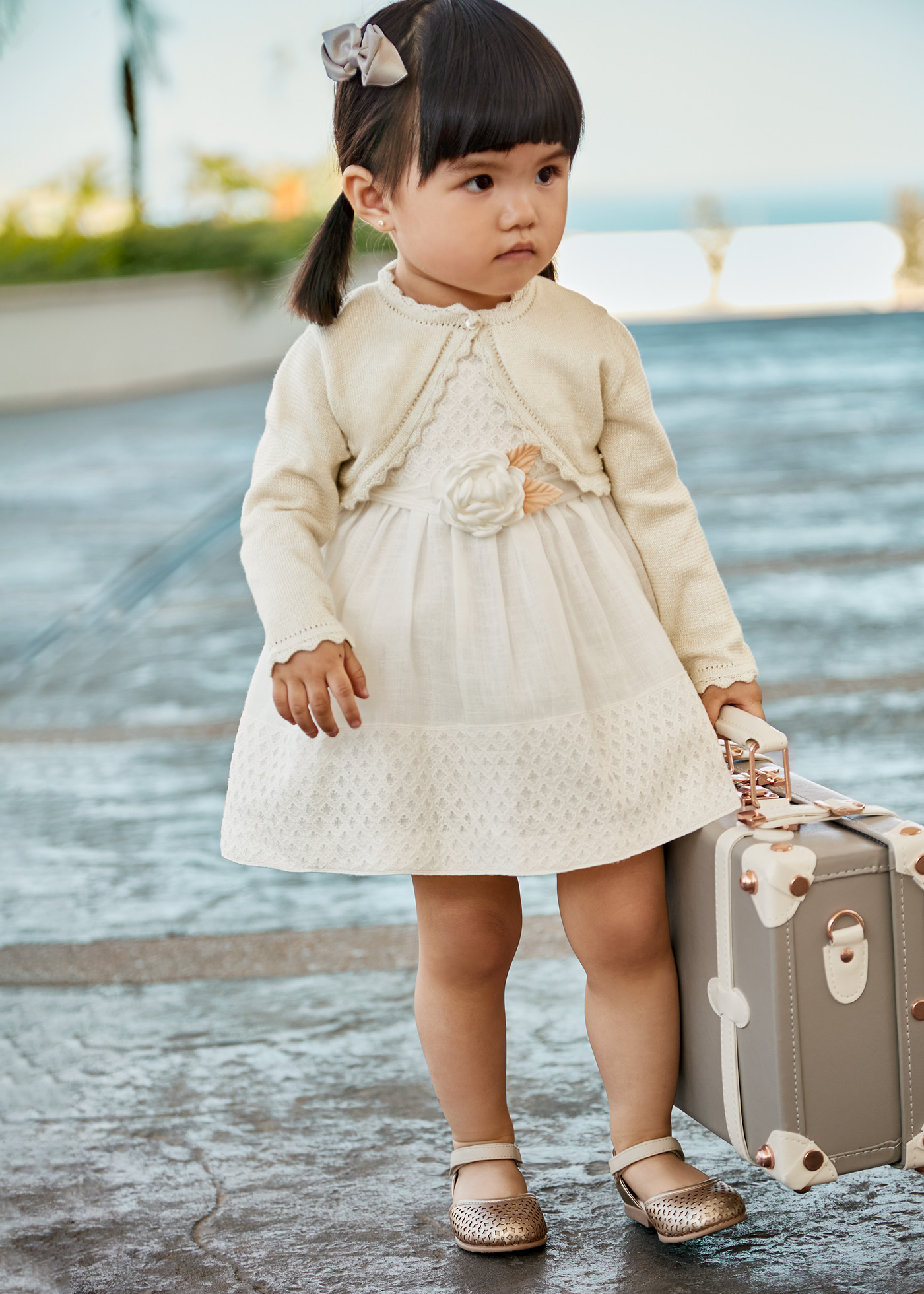 Vestido de bebê com motivos de renda guipure