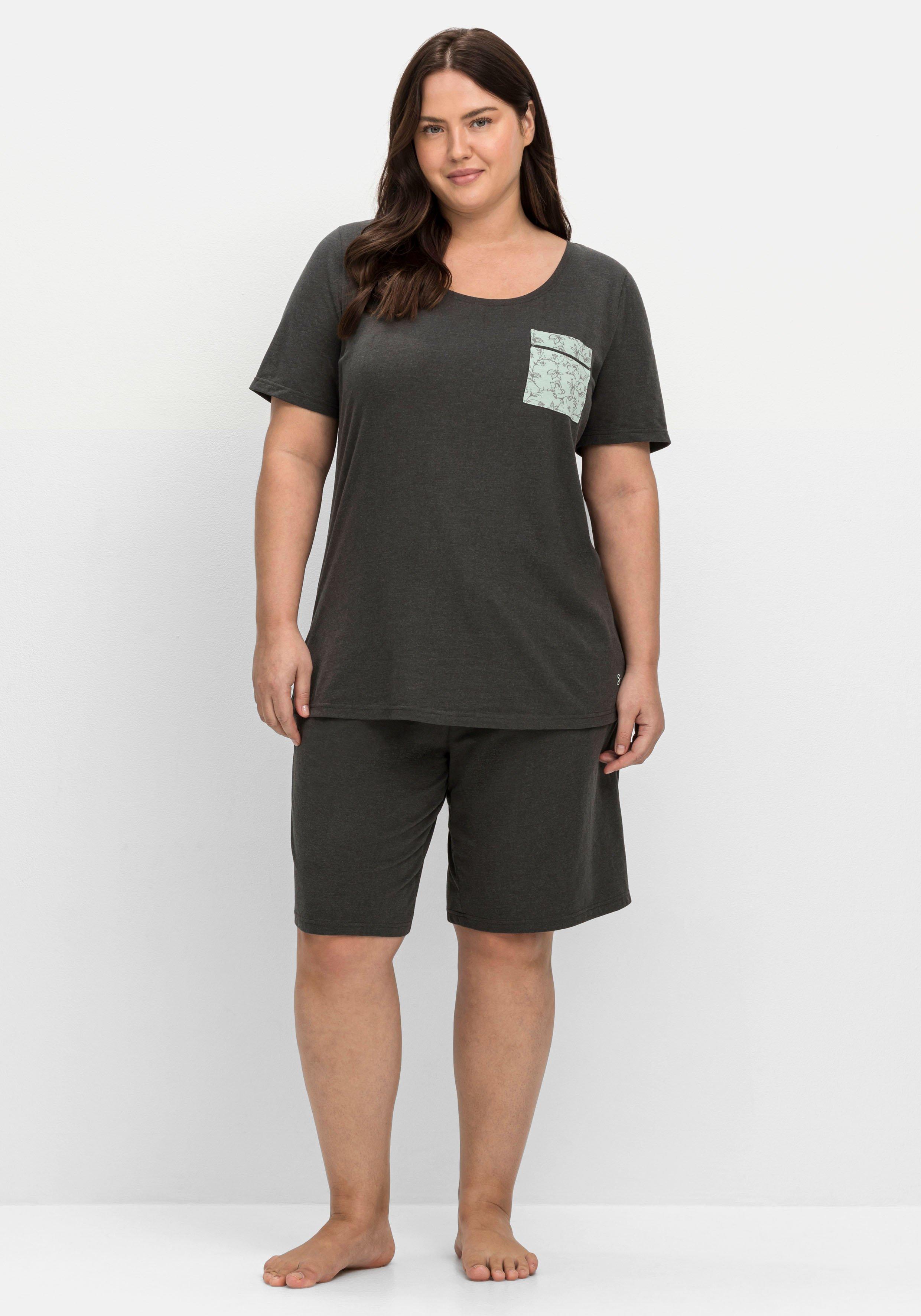 Schlafanzug mit Shirt und kurzer Hose