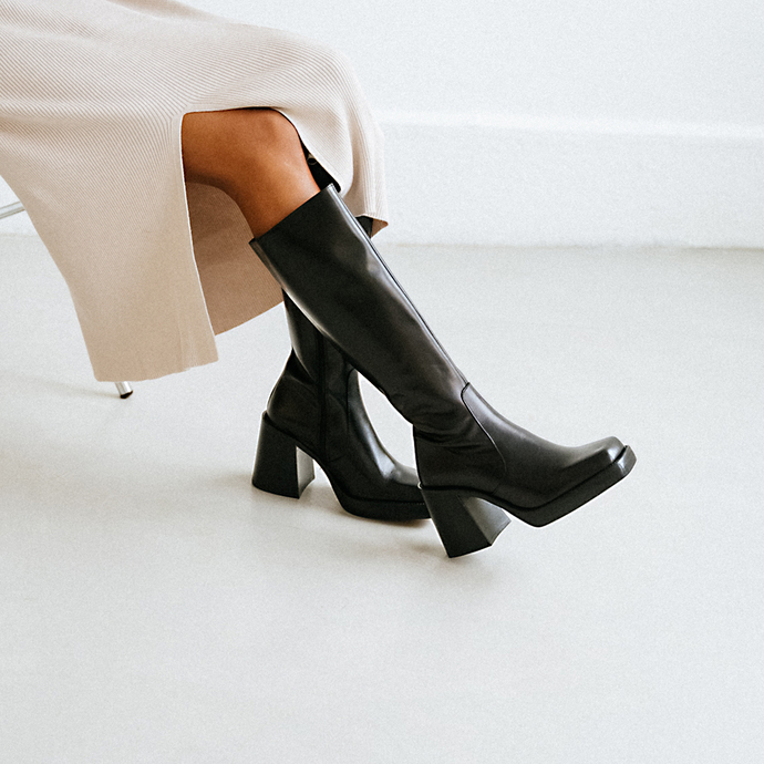 Bottes hautes à talons épais et bouts carrés  en cuir noir