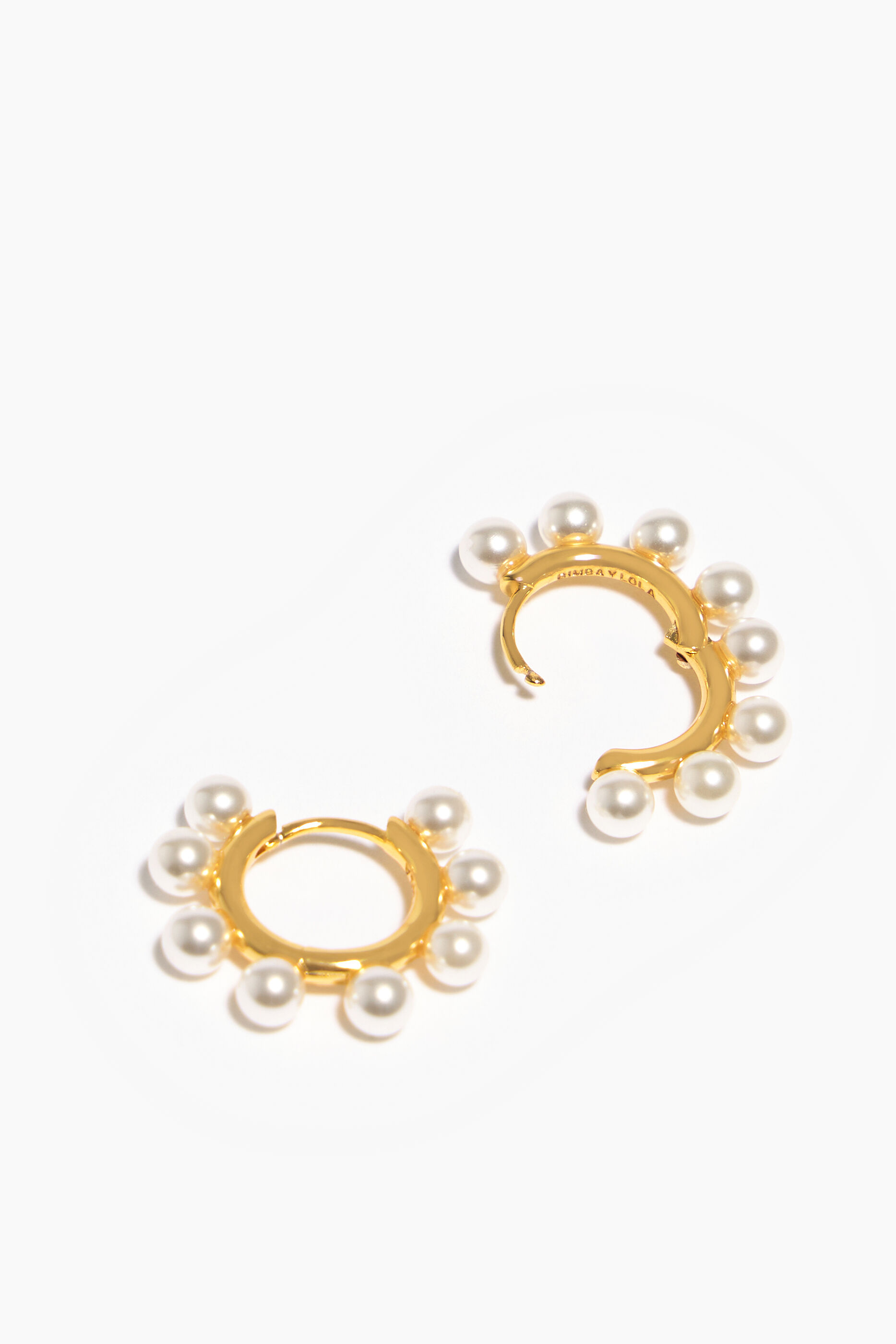 Brincos de argola com mini pérolas douradas