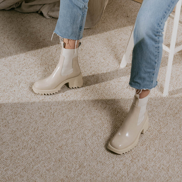 Boots à élastiques et semelles crantées  en cuir glacé écru