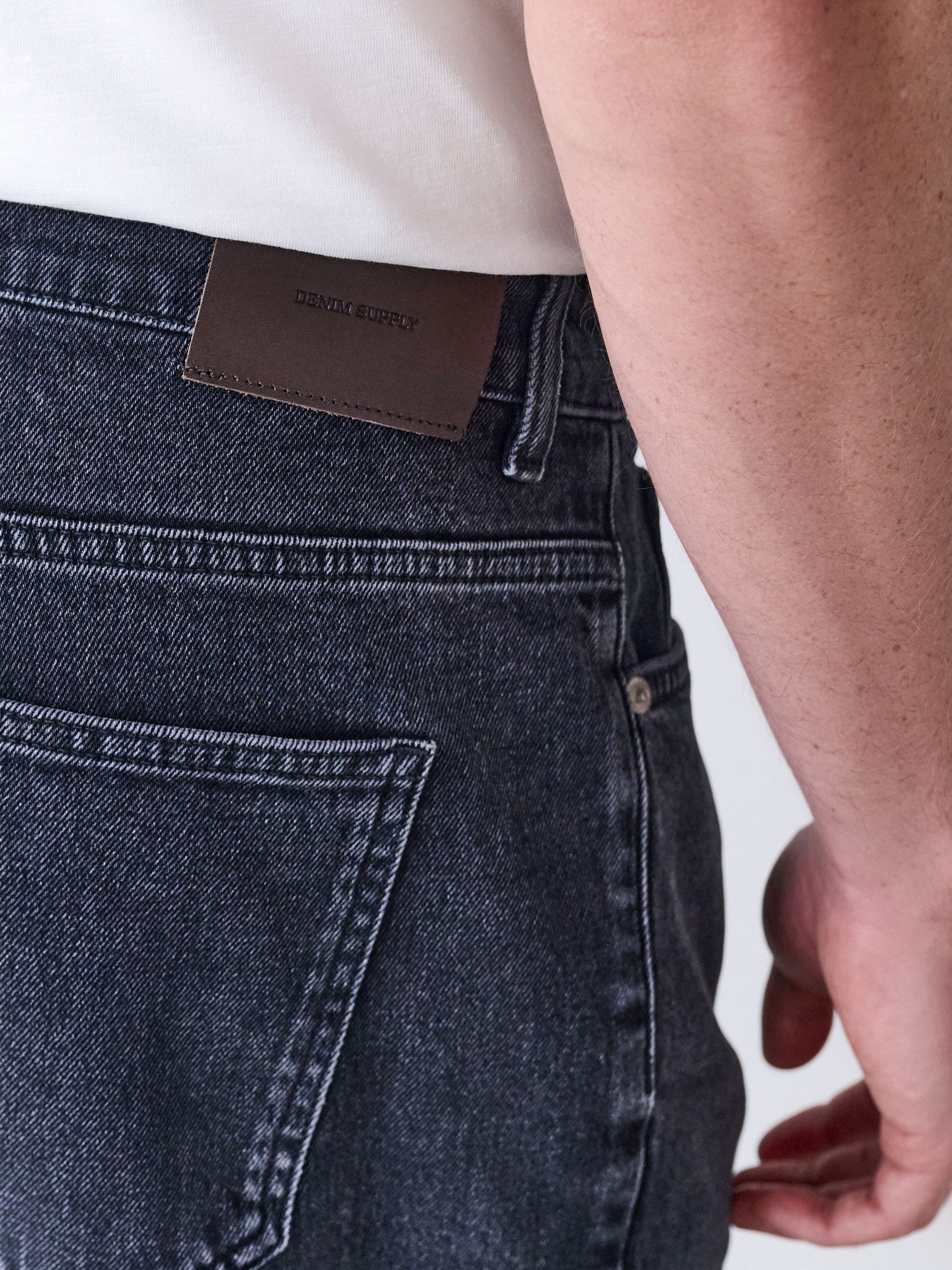 Zwart - Relaxte uitlopende pasvorm - Vintage wash denim jeans