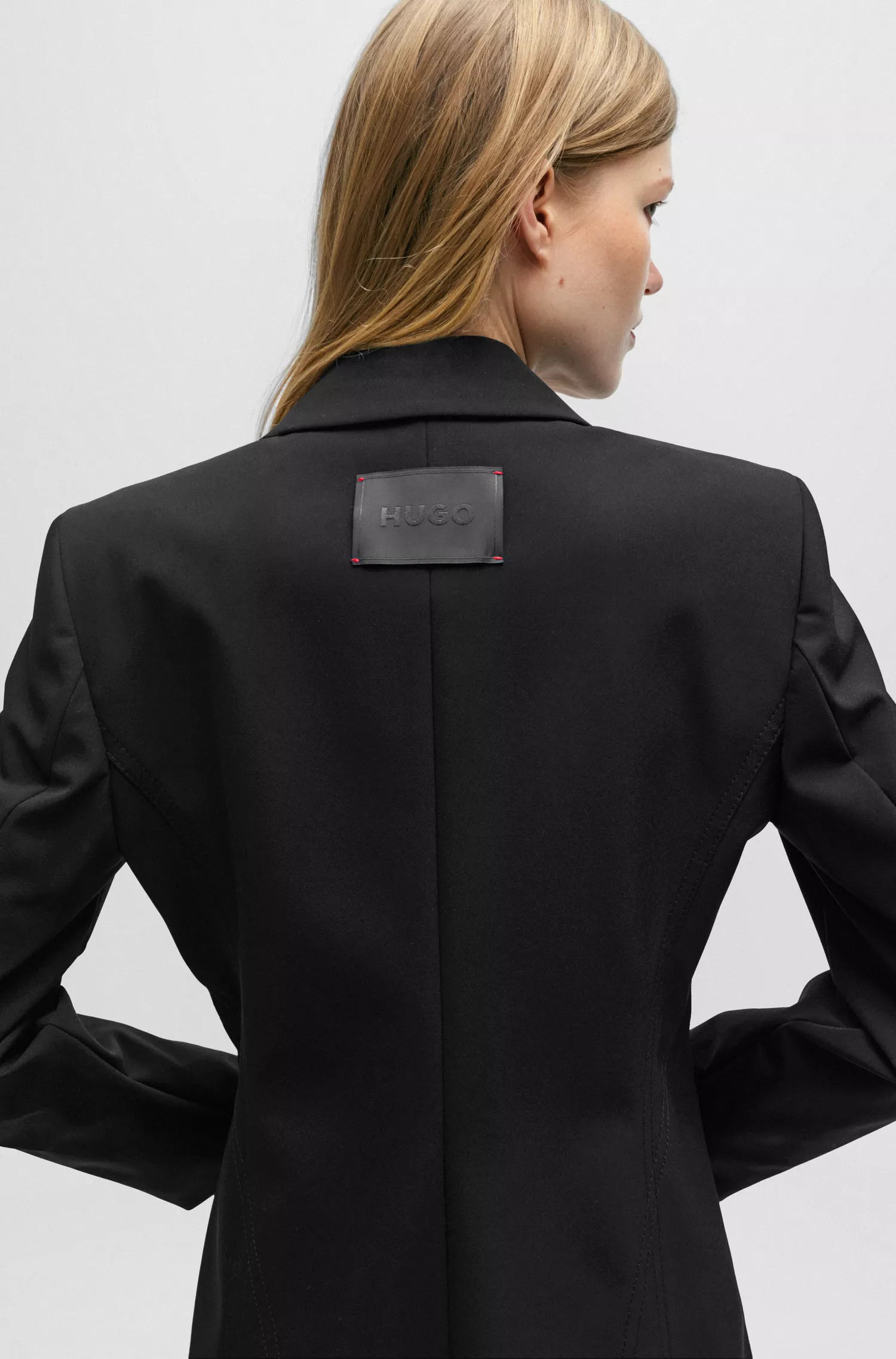 Calças HUGO vermelhas - Corte relaxado com pregas duplas frontais.