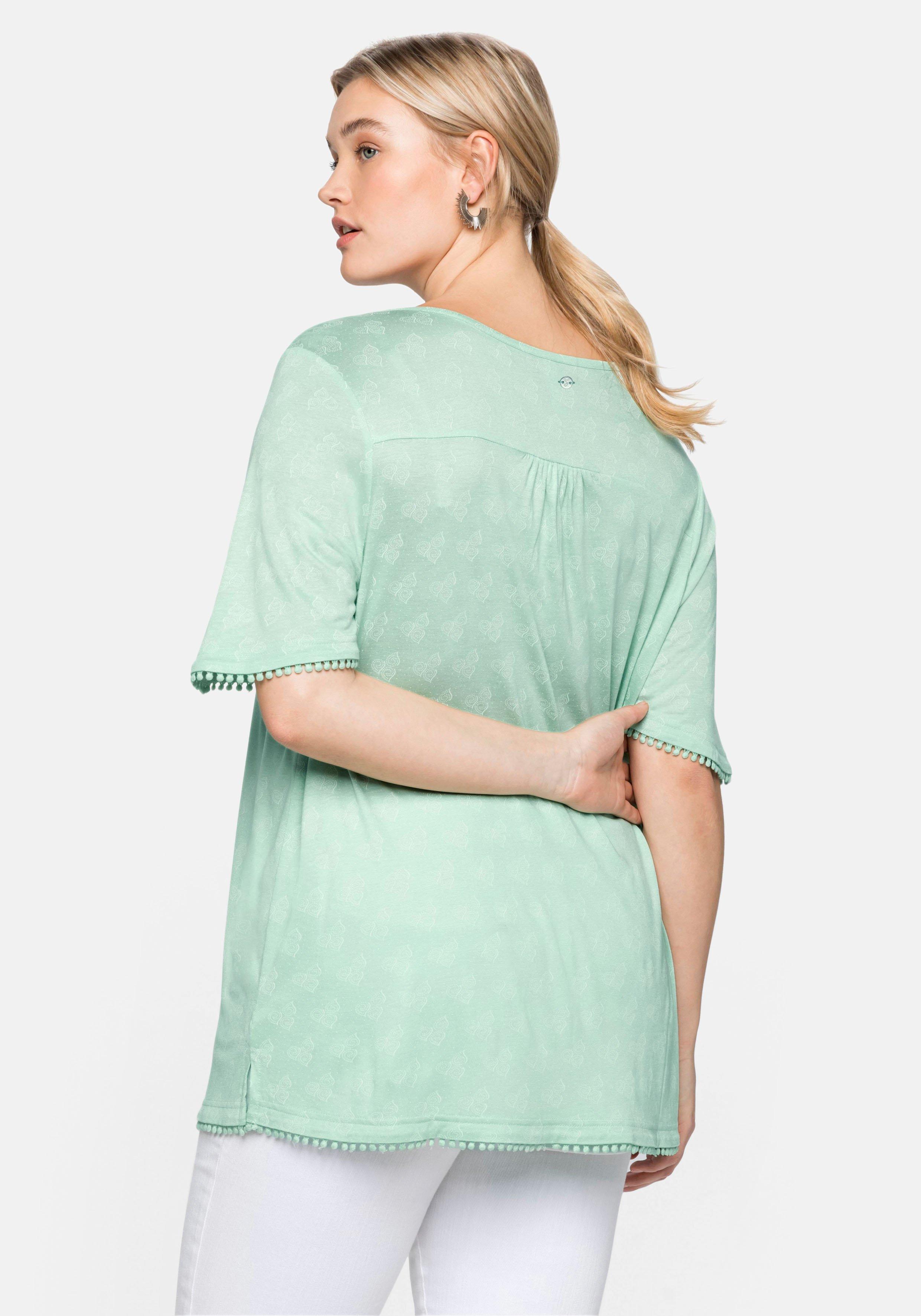 Shirt mit zartem Alloverdruck und Spitzenborte