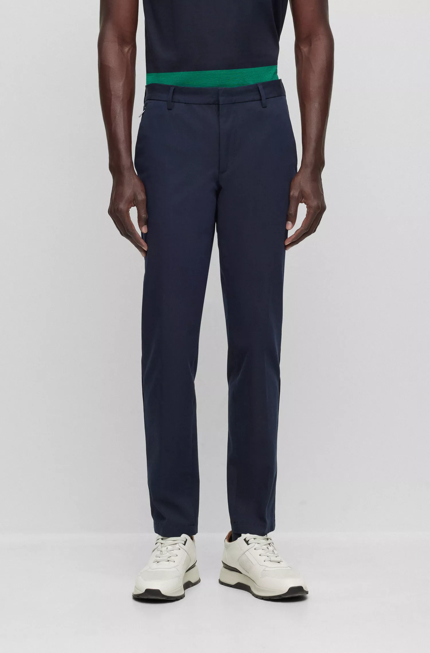 Calça BOSS preta, corte slim, em mistura de algodão com elastano.