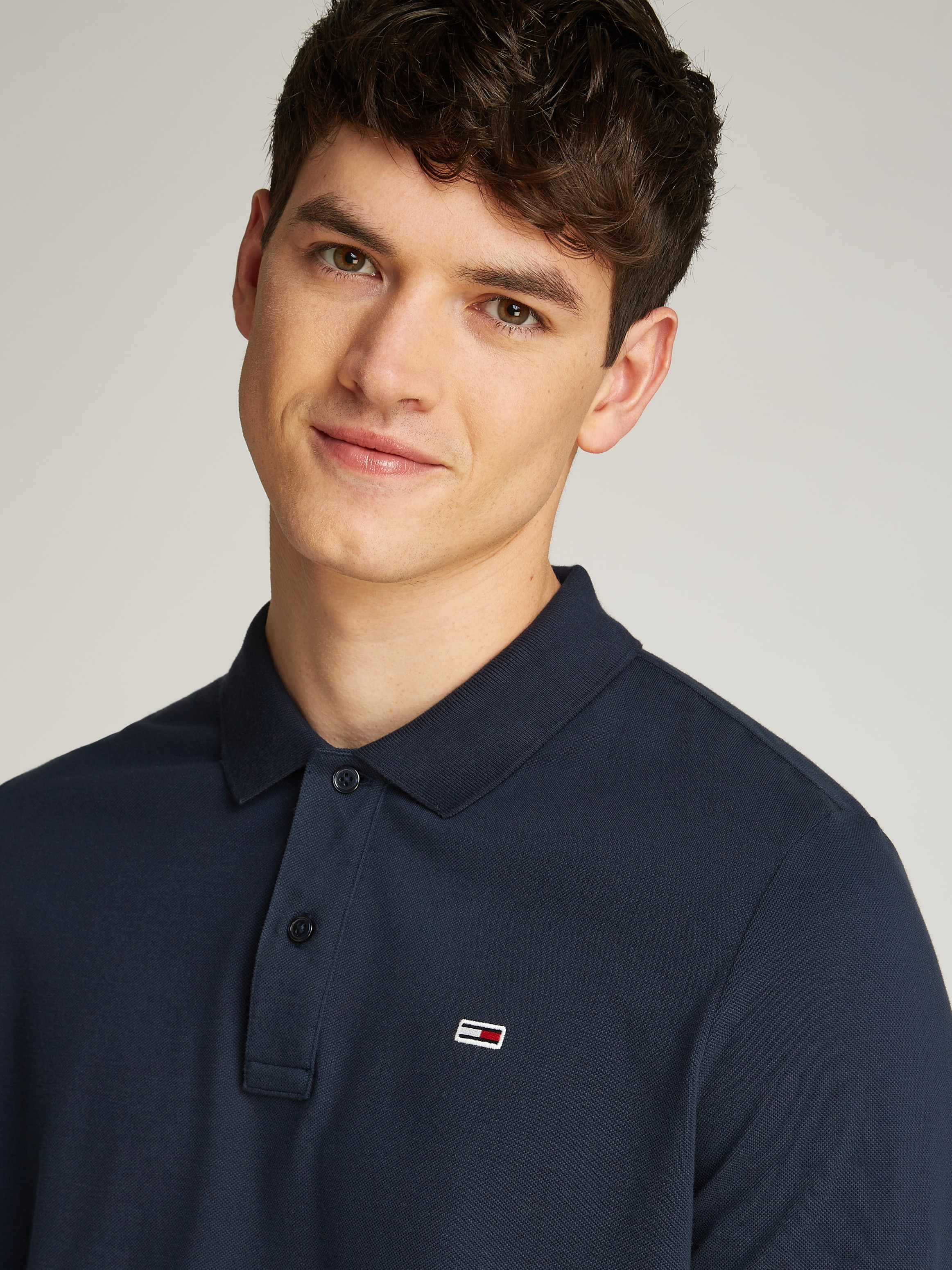 Tommy Jeans Poloshirt »TJM SLIM PLACKET POLO LS EXT«, mit Logostickerei