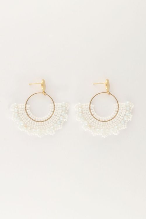 Half ronde statement oorhangers met witte kralen