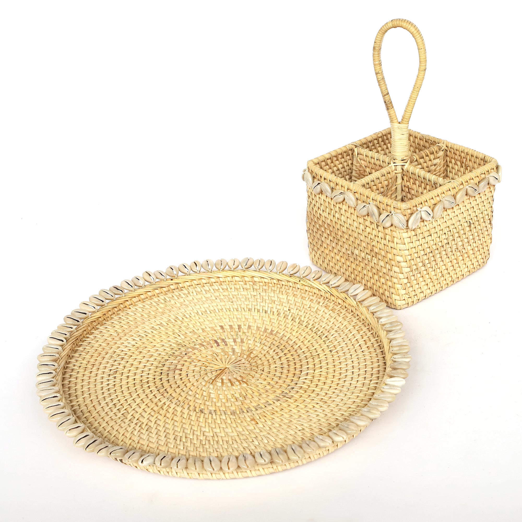 Rattan-Tablett mit Muscheln, Ø 38 cm, H 3 cm zu 24,80