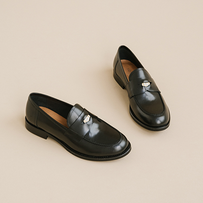 Mocassins à bouts arrondis et détails dorés  en cuir glacé noir