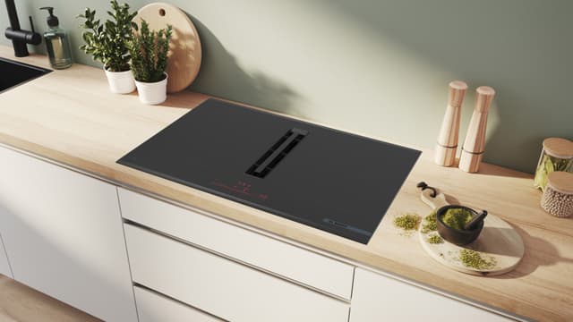 Bosch Kogeplade med integreret emhætte PVQ895H26E