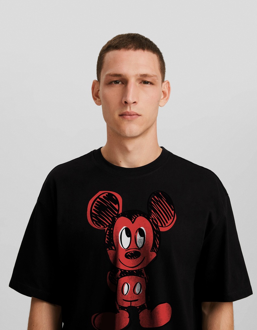 Camiseta de manga curta com modelagem quadrada e estampa do Mickey Mouse.