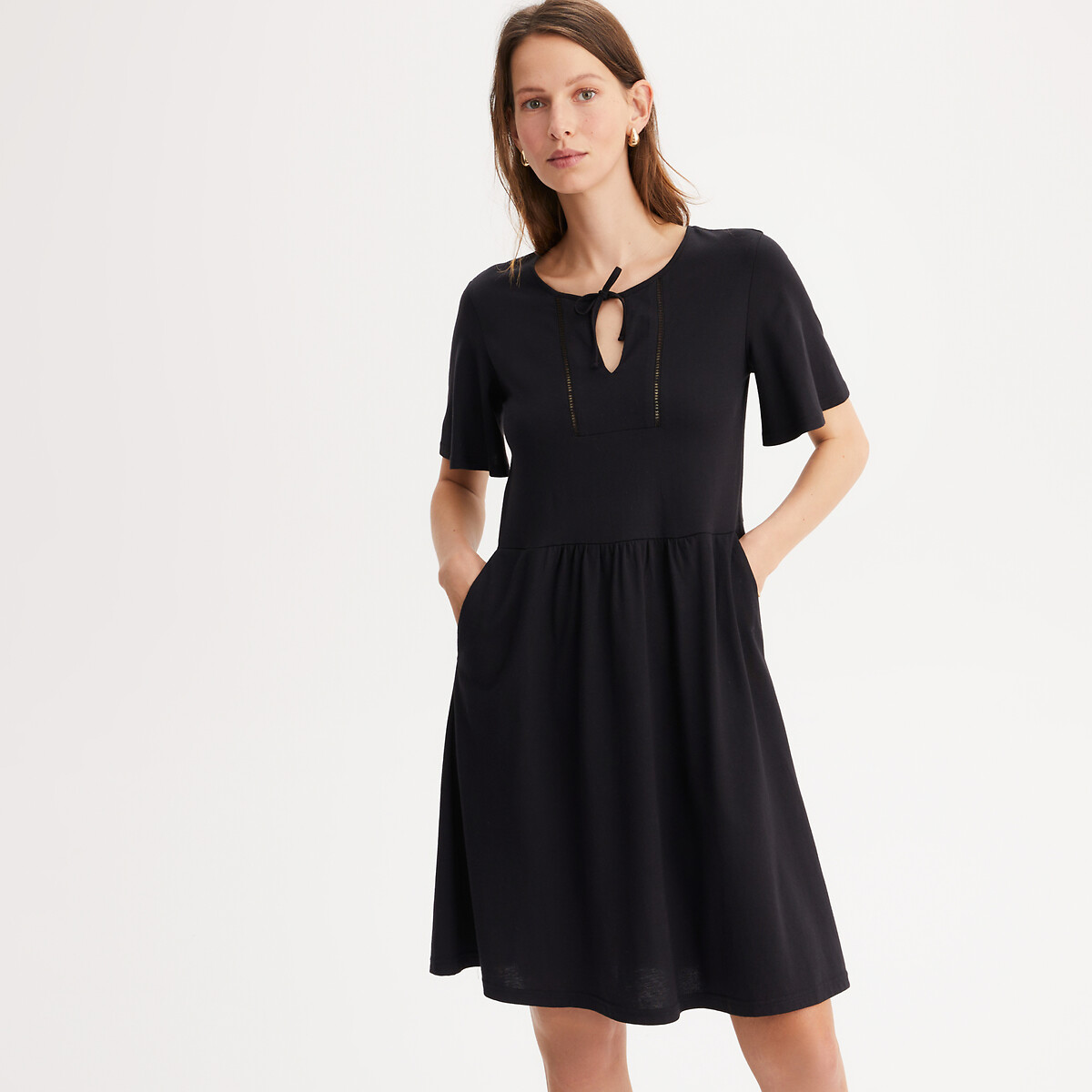 ANNE WEYBURN<br>Vestido midi evasê com mangas curtas