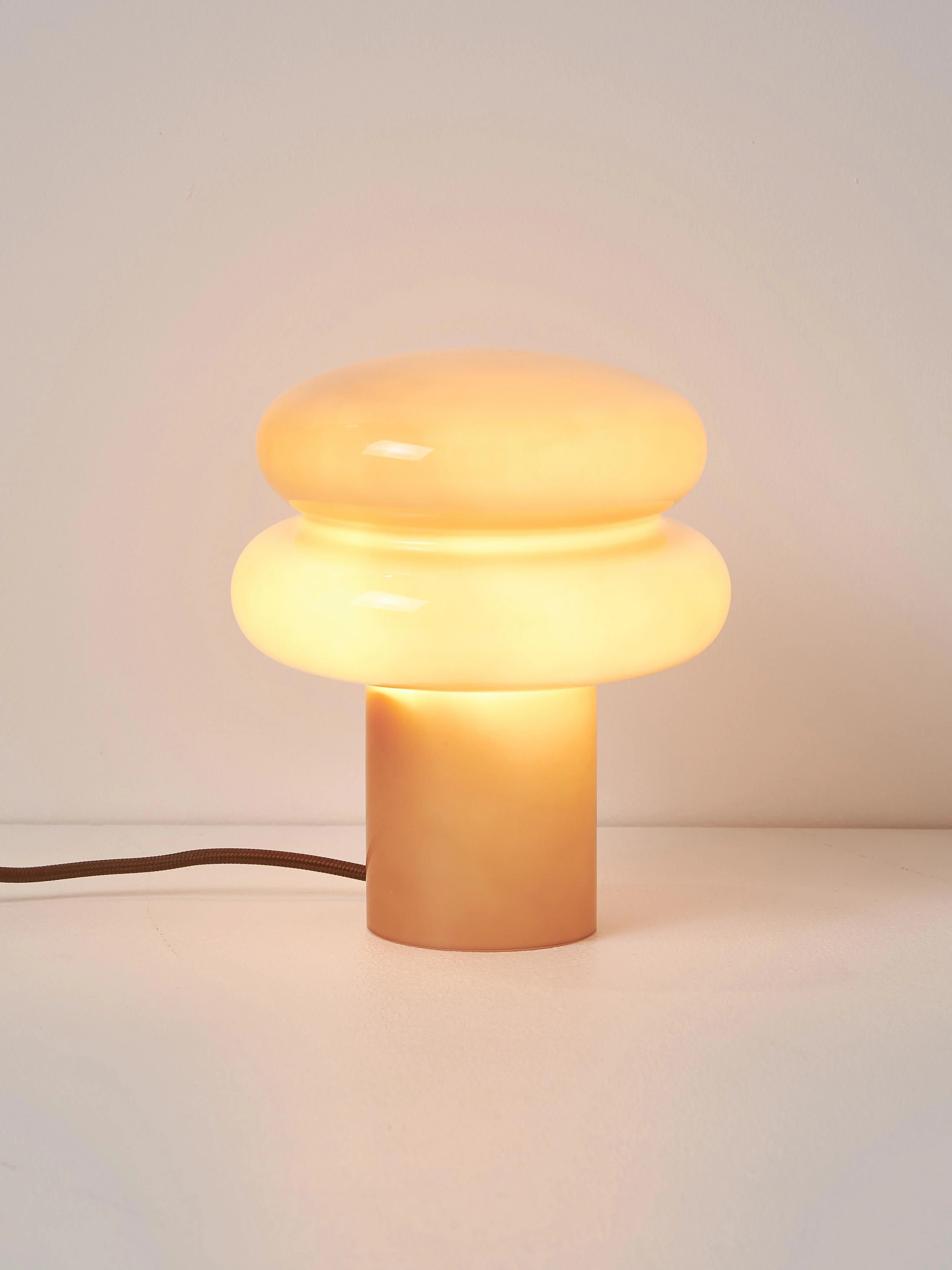 Kleine tafellamp Baya van opaalglas