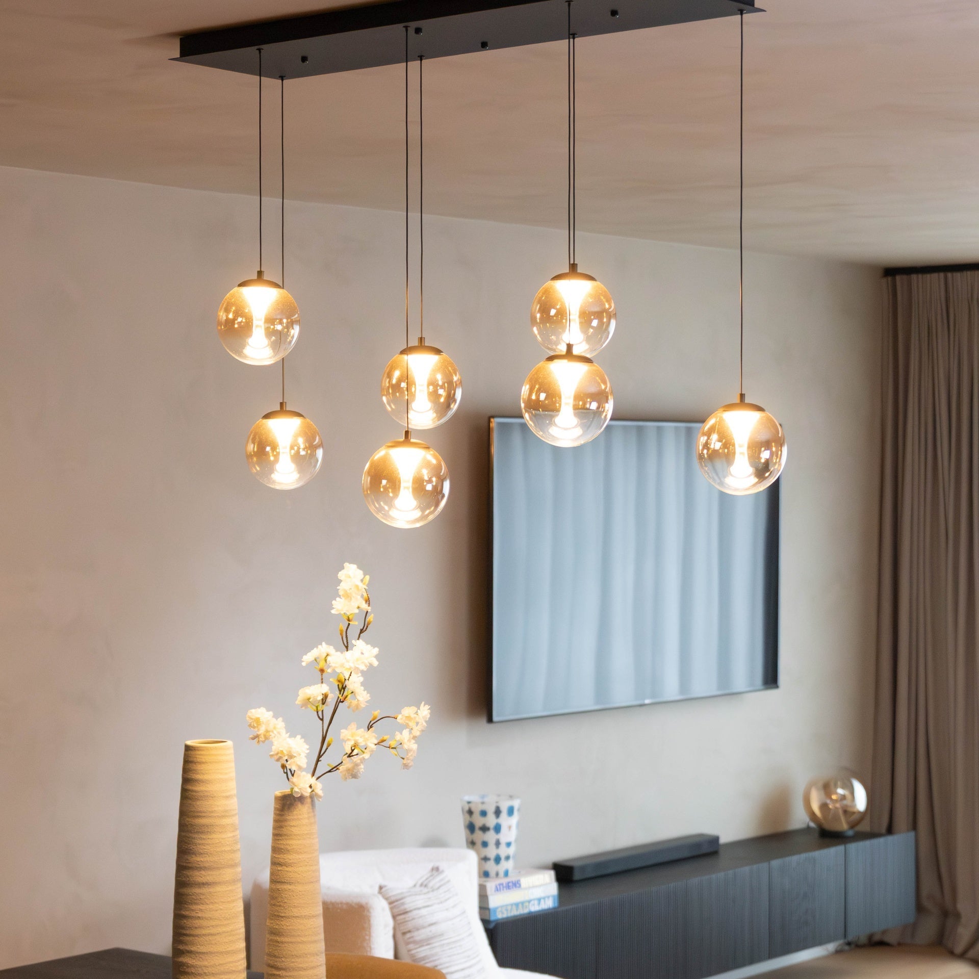 Atmooz Monza 7 Hanglamp â 120x40cm â Zwart â 7 Pendels â Amber & Smoke