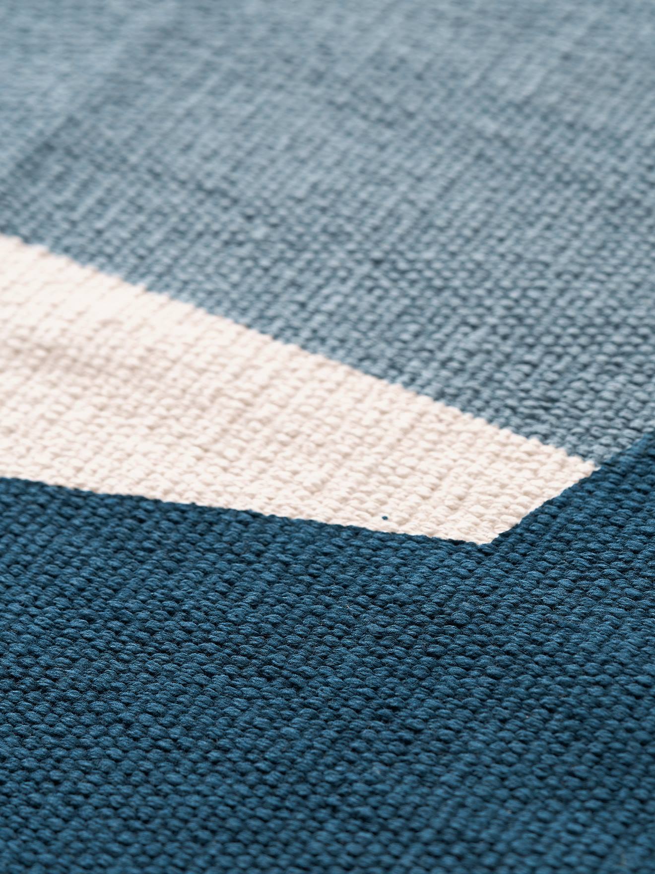 Tapete artístico, liso azul médio com motivos.