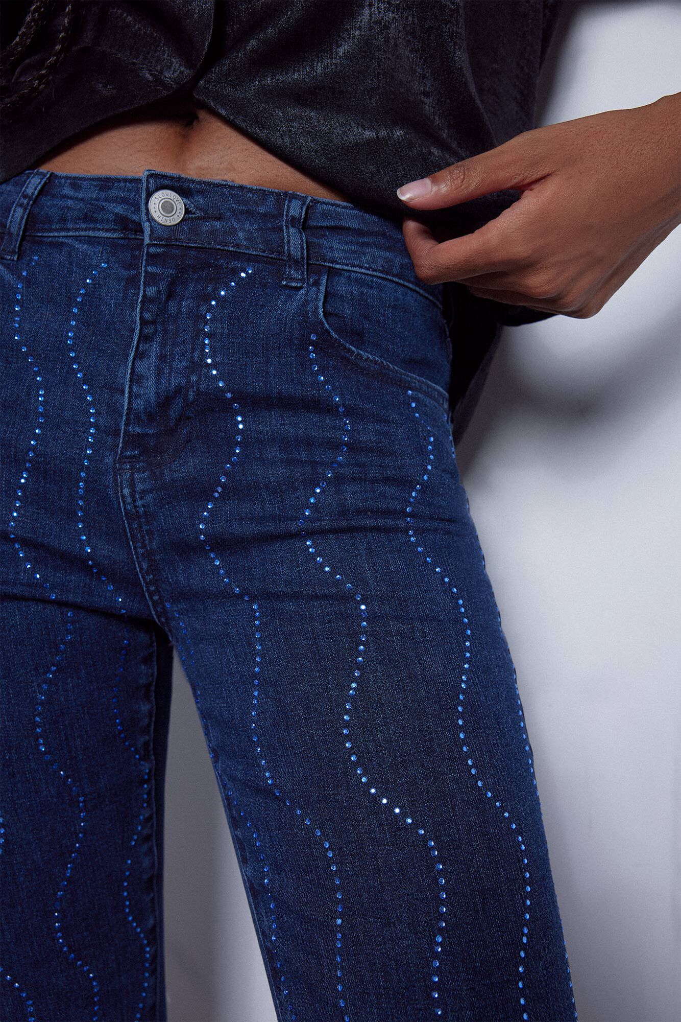 calça jeans ondulada com strass