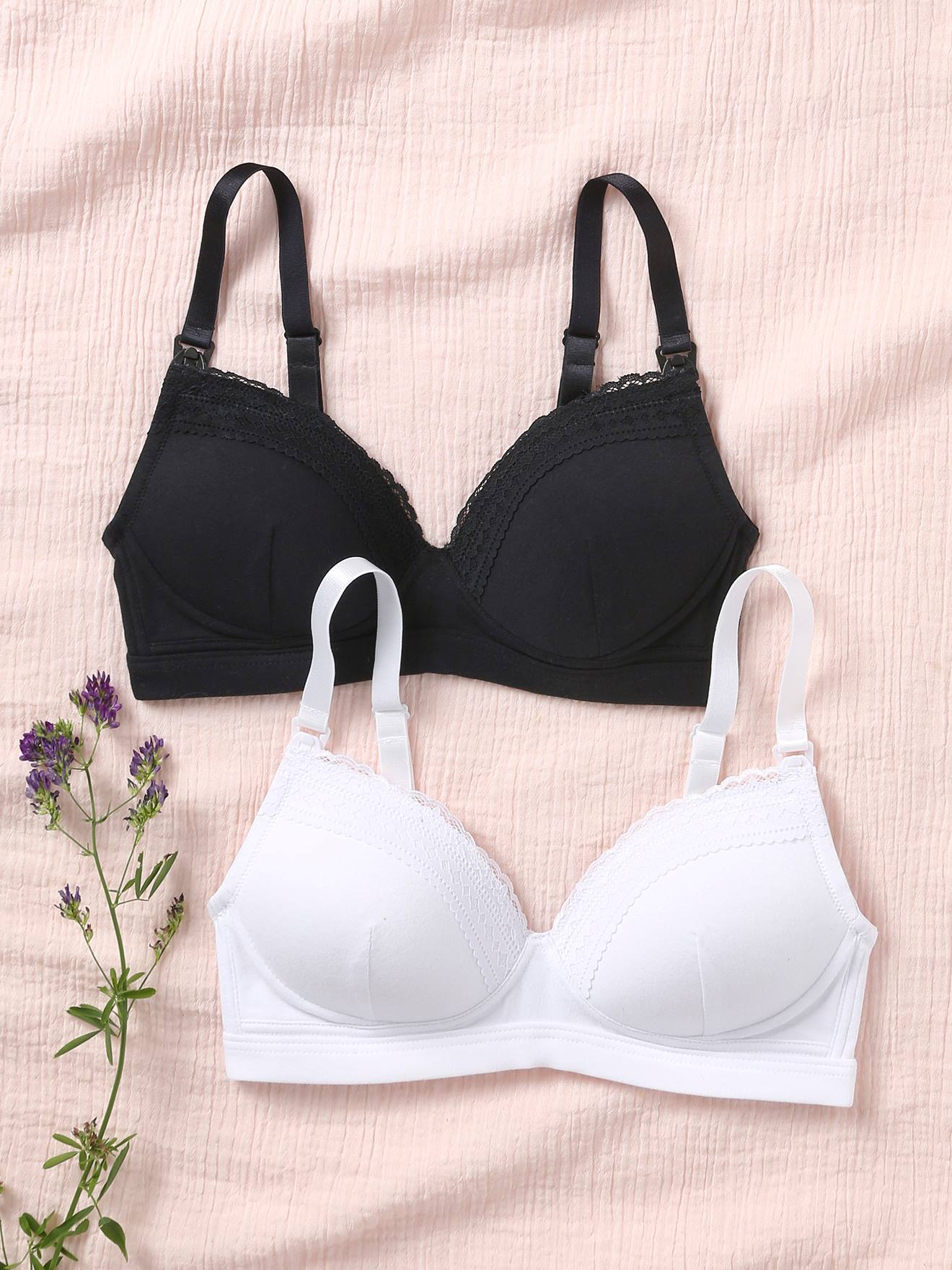 Conjunto de 2 sutiãs de maternidade e amamentação com bojo de algodão orgânico e renda preta.