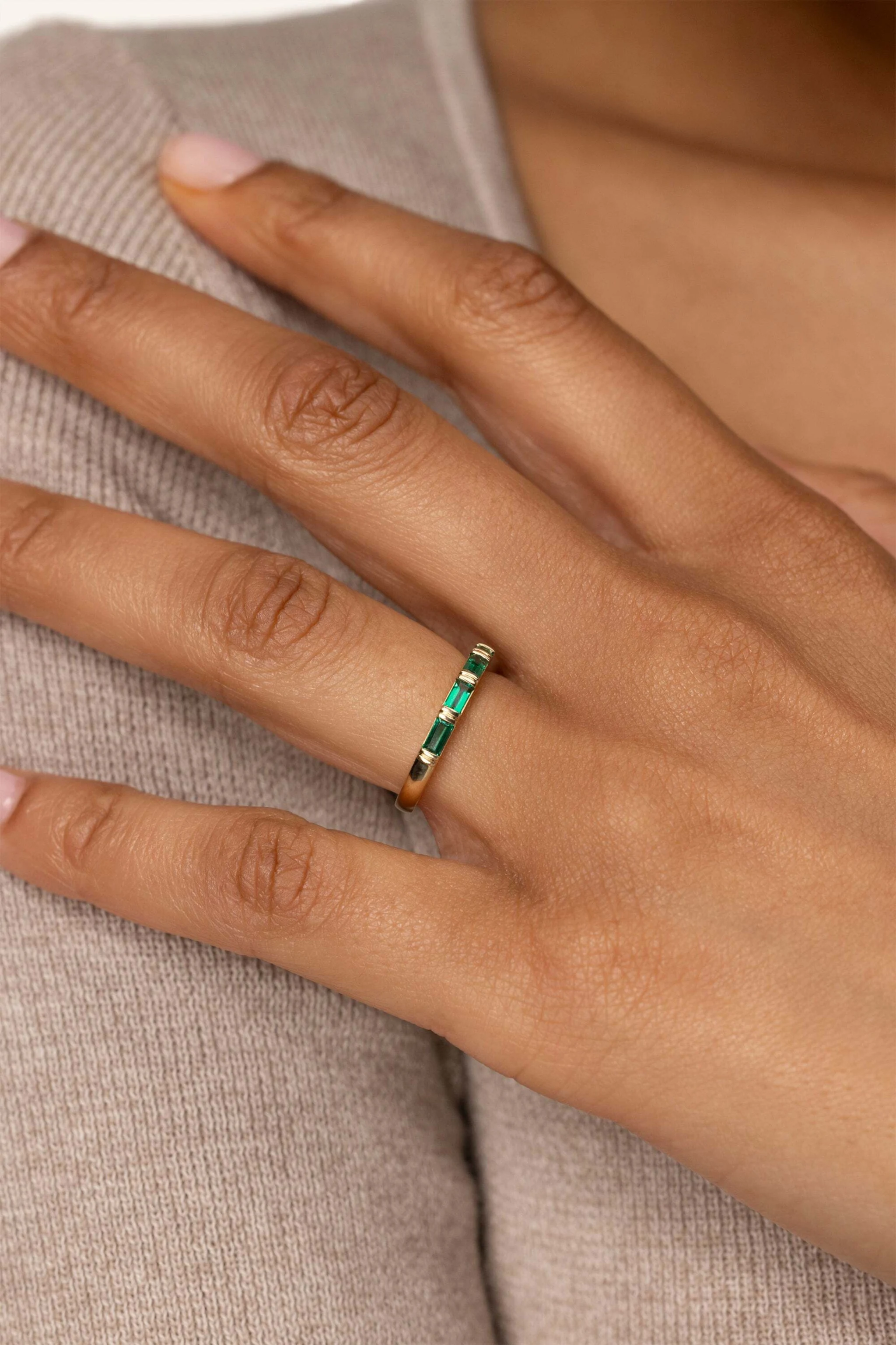 VEYNOU Ring ZOE SMARAGD aus 14 Karat Gelbgold und 0,40ct. lab-grown Smaragden