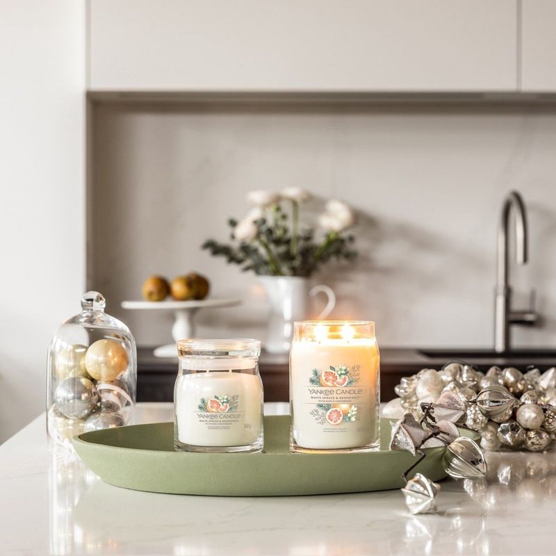 Yankee Candle - White Spruce & Grapefruit - Medium Geurkaars - 50 Branduren