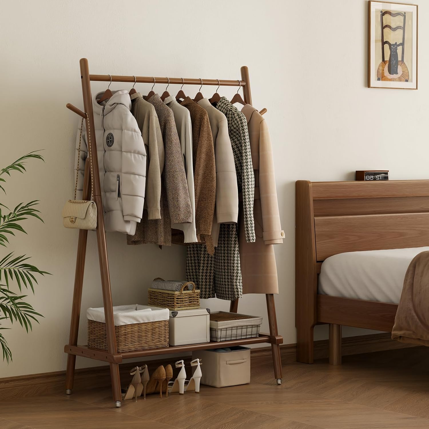 AQIMUELE Kleiderständer, Mobiler Garderobenständer aus Massivholz, Garderobe, Kleiderablage, mit Stange, Regal und 4 Haken, Einfache Montage, für Schlafzimmer und Garderobe (Walnuss - mit Rollen)